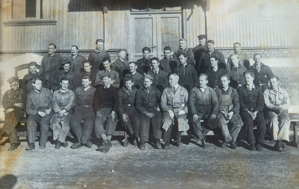 Gruppe med arbeidere ved Hamar Jernstøperi rundt 1940.
Nr 8 fra venstre (?) i andre rekke står Odd Johan Moen (1919-1978). Han fikk lærekontrakt på A/S Hamar Jernstøperi & Mek. Verksted, datert 25.04.1939.