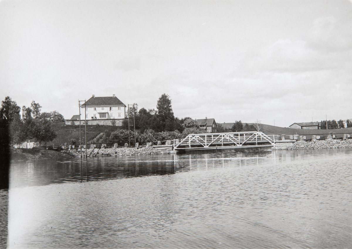 Flom ved Diesen bru. Hoved huset på Diesen gård troner på toppen. I bakgrunnen til høyre, Børstad gård.