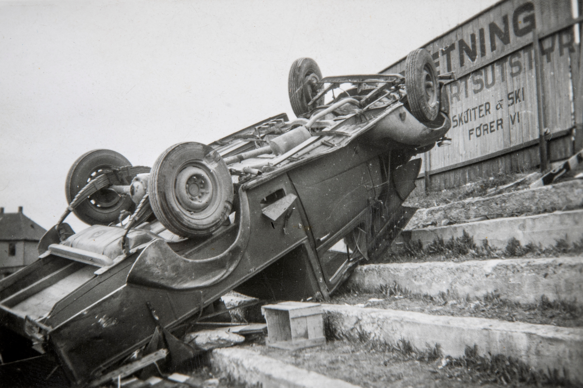 En bil har kjørt av veien, og havnet på taket nede på tribunen på Hamar Stadion.