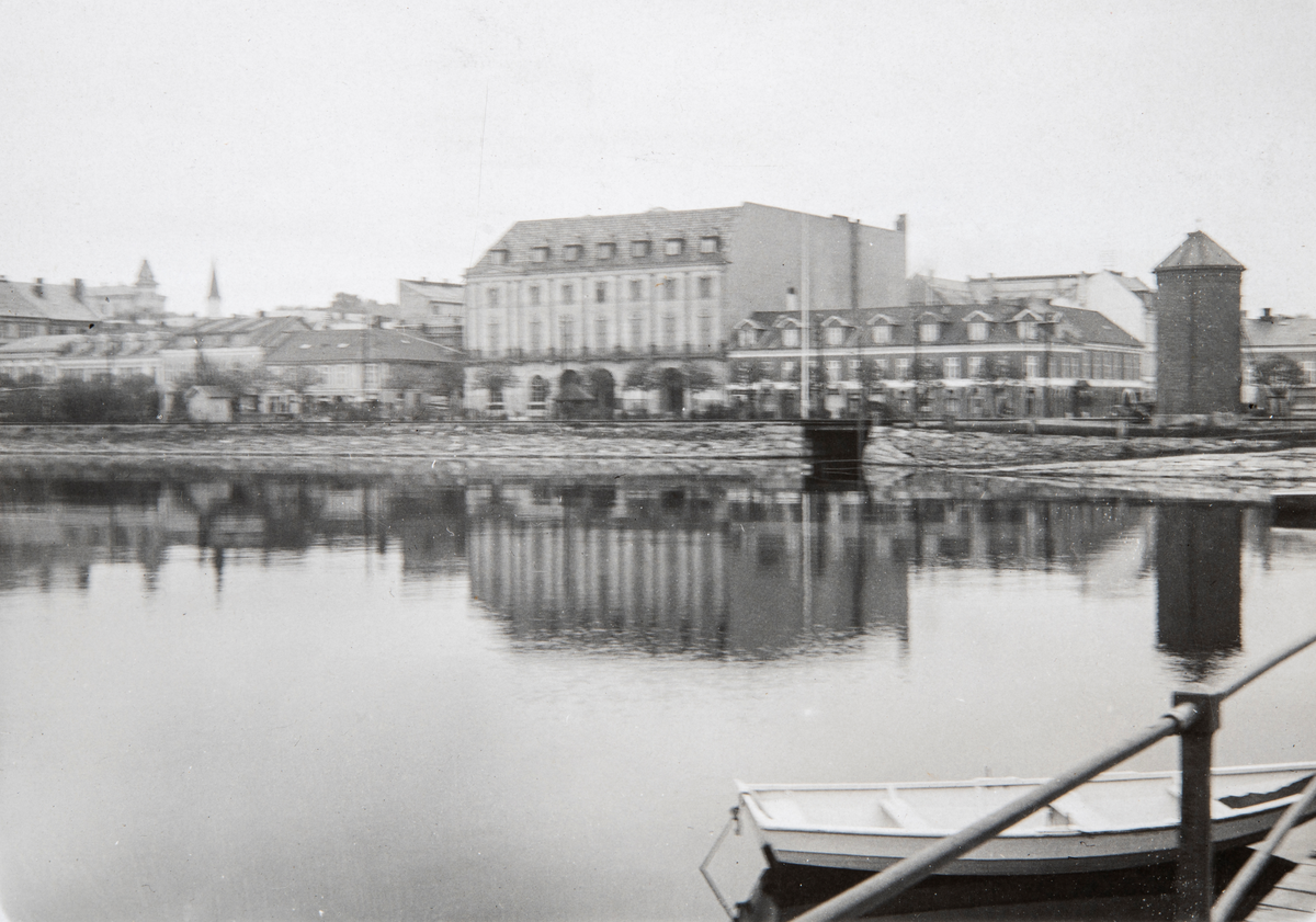 Flom i Mjøsa 1931. Bilde tatt fra Jernbanebrygga inn mot Strandgata. Viktoria hotell, Viktoria undergangen, vanntårn.