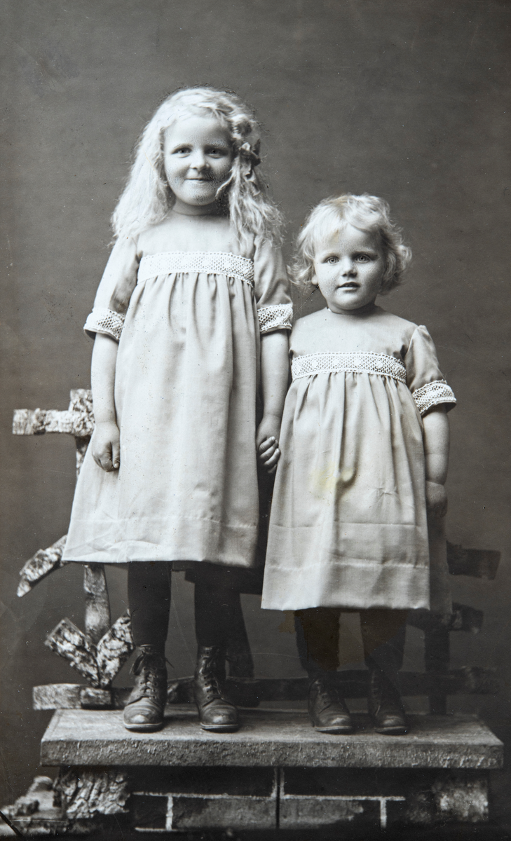 Foto av to søstre,  Eva Gundersen og Sigrid Kristine Gundersen. Bilde er tatt i deres mor sitt atelier.
