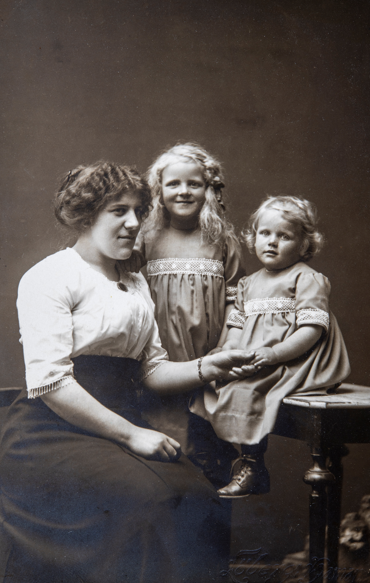 Fotograf Signe Ingvaldsen (1893-1944) sammen med søstrene Eva Margrete Gundersen (1908-1997) og Sigrid Kristine Gundersen (1909-2001) Bilde er tatt i Signe Ingvaldsen sitt atelier.