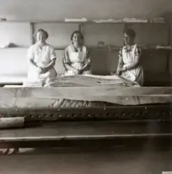 Hamar, Skolegata 32, Hamar sykehus, 3 damer sittende i Hamar