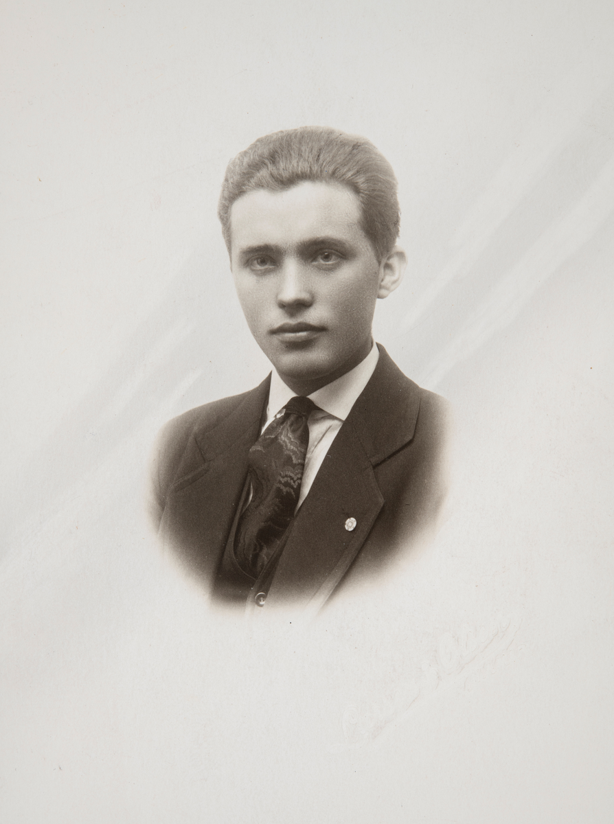 Portrett Hans K. Bleivik (1897-1966) Hans jobbet som vaktmester på jernbanen på Hamar.