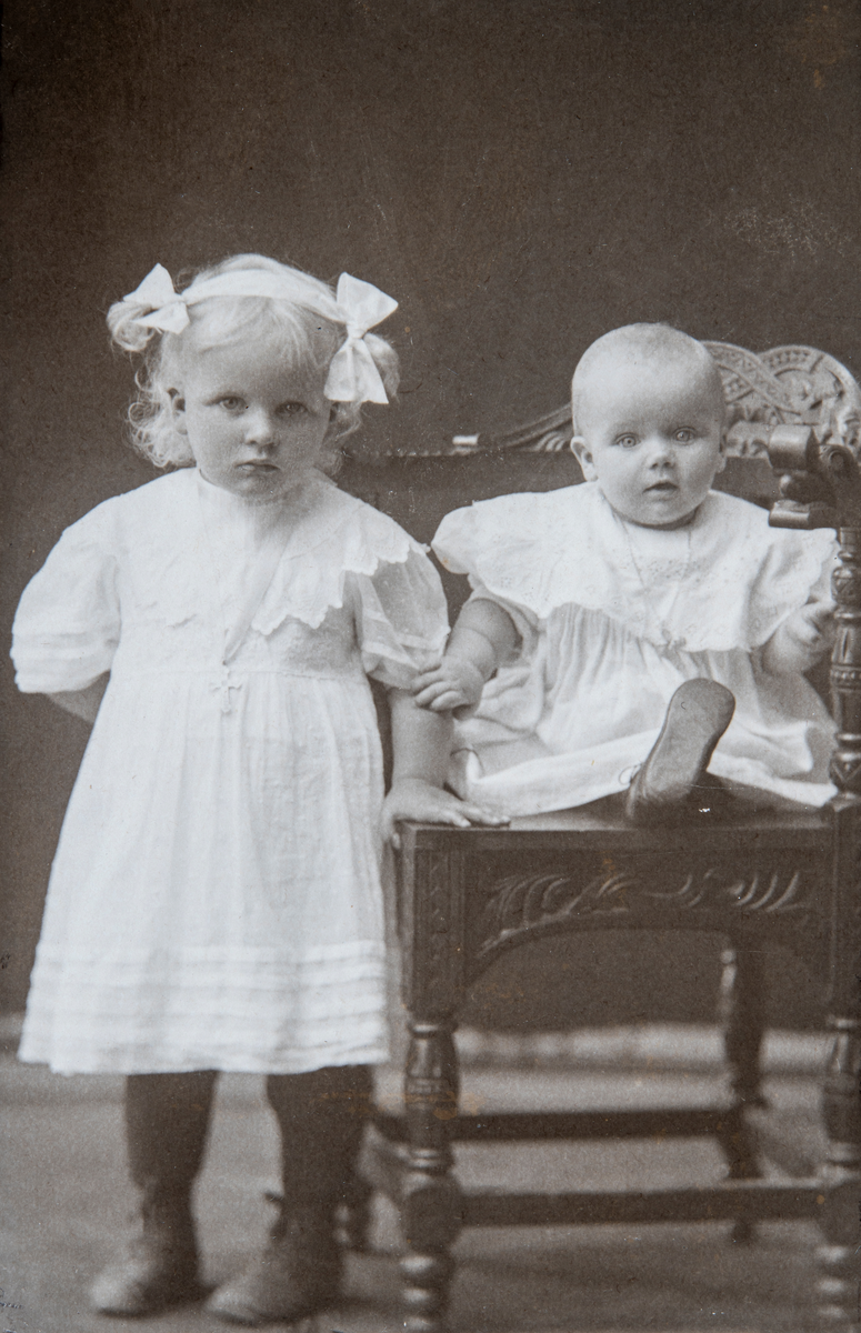 To barn fotografert i studio, Sigrid Kristine Gundersen (1909-2001) og Leif Gundersen (1911-1970)