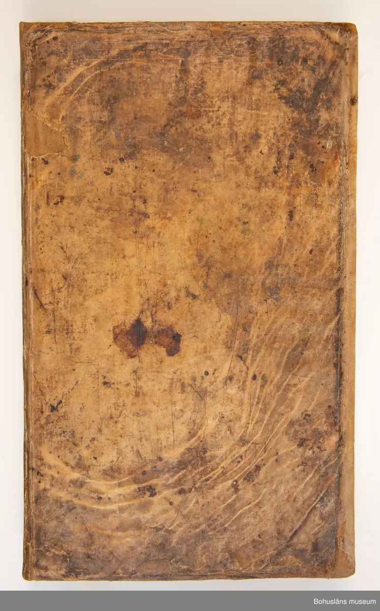 Holländskt sjökort i två sammanbundna delar, tryckta 1697 i Amsterdam.
Brunt skinnband av pergament i relativt gott skick med upphöjda bind. Text på nederlänska  i frakturstil med rikt illustrerade kartblad, ofta utvikbara. Restaurerad hos papperskonservator. 

Handanteckningar på pärmsidans insida:  
William Andrew Macfie 
Anfasteröd.
Till museum 14/9 64

Tryckt text på titelbladet första delen: 
De nieuwe groote lichtende zee-fackel, ´t derde deel. Verthoonende de kulten van Granada, Catalonien, Provence, Italien, Dalmatien, Grieken, Thracien, Anatolien, Syrien, Egypten, en de geheele noordkust van Barbaryen, met alle haer onderbehoorende en ... leggende eylanden. Als mede de beschrijvingh van alle havenen, bayen, reeden, drooghten, diepten, streckingen en opdoeningen van landen. Op de ware pools hoogte geleyd. Uyt ondervindinge van veel ervarene stuurlieden, lootsen en liefhebbers der zeevaert, vergadert door Claas Jansz. Vooght ... – 

T´Amsteldam, gedruckt by Joannes van Keulen, boeck-en zee-kaert-verkoper, aen de Nieuw-brugh, in de gekroonde lootsman, 1697, 1697 - 4], 29 s., s. 26, s. 31-92, s. 1-22, s. 1-20, [80] pl.-bl : kartor

Tryckt på titelbladet andra delen:
De nieuwe groote lichtende zee-fakkel, ´t tweede deel. Verthoonende de zee-kusten van het zyderste gedeelte van de Noord-zee, ´t Canaal, ´t westersche gedeelte van Engeland en Schotland, Yrland, Vrankrijk, Spanjen, Marocco, Gualata, Genehoa en Gambia, met de onder-vehoorige eylanden,mitsgaders ve vlaamsche, canarische en soute Eylanden. Als mede de ... van alle havenen, bayen, reeden, droogten, diepten, streckingen en opdoeningen van landen, op de ware pools hoogte geleyd, uptonderbindinge van veele ervarene stuurlieden, lootsen en lief-hebbers der zee-vaart. Zijnde van alle ... door Claes Jansz. Vooght ... - T´Amsterdam, gedrukt by Joannes van Keulen, boek zee-kaart-verkooper, en graadboogmaker aan de oost-zyde van de Nieuw-brug, in de gekroonde lootsman, 169.., 169n - 4], 4 s., s. 7-34, s. 53, s. 36, s. 35, s. 38, s. 35, s. 40-85, s. 68, s. 87-91, s. 29, s. 93-97, [87] pl.-bl : kartor