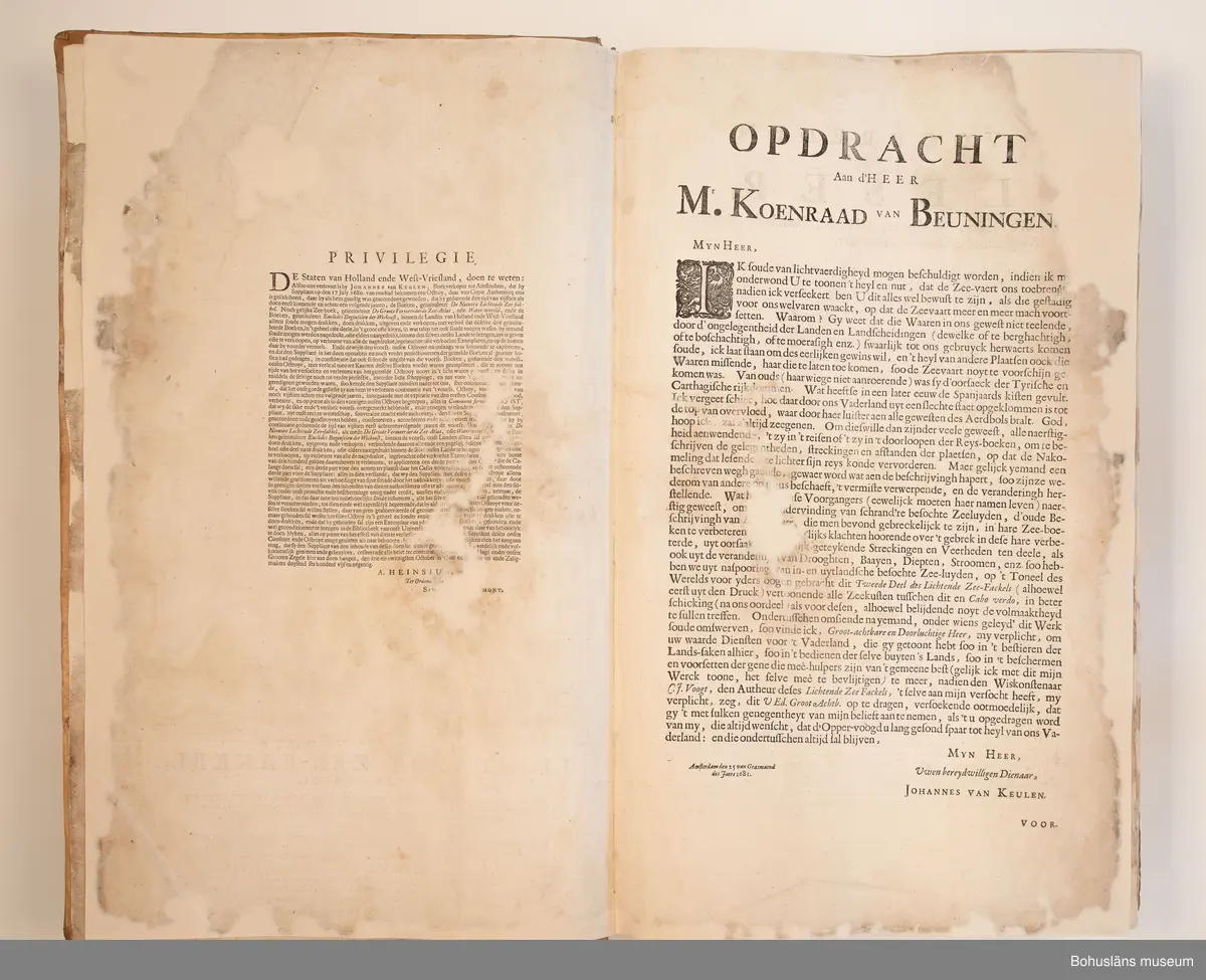 Holländskt sjökort i två sammanbundna delar, tryckta 1697 i Amsterdam.
Brunt skinnband av pergament i relativt gott skick med upphöjda bind. Text på nederlänska  i frakturstil med rikt illustrerade kartblad, ofta utvikbara. Restaurerad hos papperskonservator. 

Handanteckningar på pärmsidans insida:  
William Andrew Macfie 
Anfasteröd.
Till museum 14/9 64

Tryckt text på titelbladet första delen: 
De nieuwe groote lichtende zee-fackel, ´t derde deel. Verthoonende de kulten van Granada, Catalonien, Provence, Italien, Dalmatien, Grieken, Thracien, Anatolien, Syrien, Egypten, en de geheele noordkust van Barbaryen, met alle haer onderbehoorende en ... leggende eylanden. Als mede de beschrijvingh van alle havenen, bayen, reeden, drooghten, diepten, streckingen en opdoeningen van landen. Op de ware pools hoogte geleyd. Uyt ondervindinge van veel ervarene stuurlieden, lootsen en liefhebbers der zeevaert, vergadert door Claas Jansz. Vooght ... – 

T´Amsteldam, gedruckt by Joannes van Keulen, boeck-en zee-kaert-verkoper, aen de Nieuw-brugh, in de gekroonde lootsman, 1697, 1697 - 4], 29 s., s. 26, s. 31-92, s. 1-22, s. 1-20, [80] pl.-bl : kartor

Tryckt på titelbladet andra delen:
De nieuwe groote lichtende zee-fakkel, ´t tweede deel. Verthoonende de zee-kusten van het zyderste gedeelte van de Noord-zee, ´t Canaal, ´t westersche gedeelte van Engeland en Schotland, Yrland, Vrankrijk, Spanjen, Marocco, Gualata, Genehoa en Gambia, met de onder-vehoorige eylanden,mitsgaders ve vlaamsche, canarische en soute Eylanden. Als mede de ... van alle havenen, bayen, reeden, droogten, diepten, streckingen en opdoeningen van landen, op de ware pools hoogte geleyd, uptonderbindinge van veele ervarene stuurlieden, lootsen en lief-hebbers der zee-vaart. Zijnde van alle ... door Claes Jansz. Vooght ... - T´Amsterdam, gedrukt by Joannes van Keulen, boek zee-kaart-verkooper, en graadboogmaker aan de oost-zyde van de Nieuw-brug, in de gekroonde lootsman, 169.., 169n - 4], 4 s., s. 7-34, s. 53, s. 36, s. 35, s. 38, s. 35, s. 40-85, s. 68, s. 87-91, s. 29, s. 93-97, [87] pl.-bl : kartor