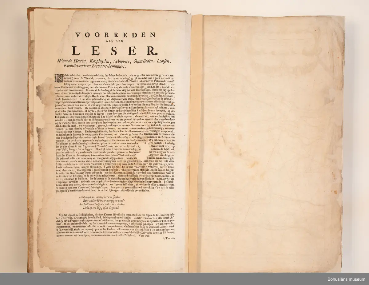 Holländskt sjökort i två sammanbundna delar, tryckta 1697 i Amsterdam.
Brunt skinnband av pergament i relativt gott skick med upphöjda bind. Text på nederlänska  i frakturstil med rikt illustrerade kartblad, ofta utvikbara. Restaurerad hos papperskonservator. 

Handanteckningar på pärmsidans insida:  
William Andrew Macfie 
Anfasteröd.
Till museum 14/9 64

Tryckt text på titelbladet första delen: 
De nieuwe groote lichtende zee-fackel, ´t derde deel. Verthoonende de kulten van Granada, Catalonien, Provence, Italien, Dalmatien, Grieken, Thracien, Anatolien, Syrien, Egypten, en de geheele noordkust van Barbaryen, met alle haer onderbehoorende en ... leggende eylanden. Als mede de beschrijvingh van alle havenen, bayen, reeden, drooghten, diepten, streckingen en opdoeningen van landen. Op de ware pools hoogte geleyd. Uyt ondervindinge van veel ervarene stuurlieden, lootsen en liefhebbers der zeevaert, vergadert door Claas Jansz. Vooght ... – 

T´Amsteldam, gedruckt by Joannes van Keulen, boeck-en zee-kaert-verkoper, aen de Nieuw-brugh, in de gekroonde lootsman, 1697, 1697 - 4], 29 s., s. 26, s. 31-92, s. 1-22, s. 1-20, [80] pl.-bl : kartor

Tryckt på titelbladet andra delen:
De nieuwe groote lichtende zee-fakkel, ´t tweede deel. Verthoonende de zee-kusten van het zyderste gedeelte van de Noord-zee, ´t Canaal, ´t westersche gedeelte van Engeland en Schotland, Yrland, Vrankrijk, Spanjen, Marocco, Gualata, Genehoa en Gambia, met de onder-vehoorige eylanden,mitsgaders ve vlaamsche, canarische en soute Eylanden. Als mede de ... van alle havenen, bayen, reeden, droogten, diepten, streckingen en opdoeningen van landen, op de ware pools hoogte geleyd, uptonderbindinge van veele ervarene stuurlieden, lootsen en lief-hebbers der zee-vaart. Zijnde van alle ... door Claes Jansz. Vooght ... - T´Amsterdam, gedrukt by Joannes van Keulen, boek zee-kaart-verkooper, en graadboogmaker aan de oost-zyde van de Nieuw-brug, in de gekroonde lootsman, 169.., 169n - 4], 4 s., s. 7-34, s. 53, s. 36, s. 35, s. 38, s. 35, s. 40-85, s. 68, s. 87-91, s. 29, s. 93-97, [87] pl.-bl : kartor