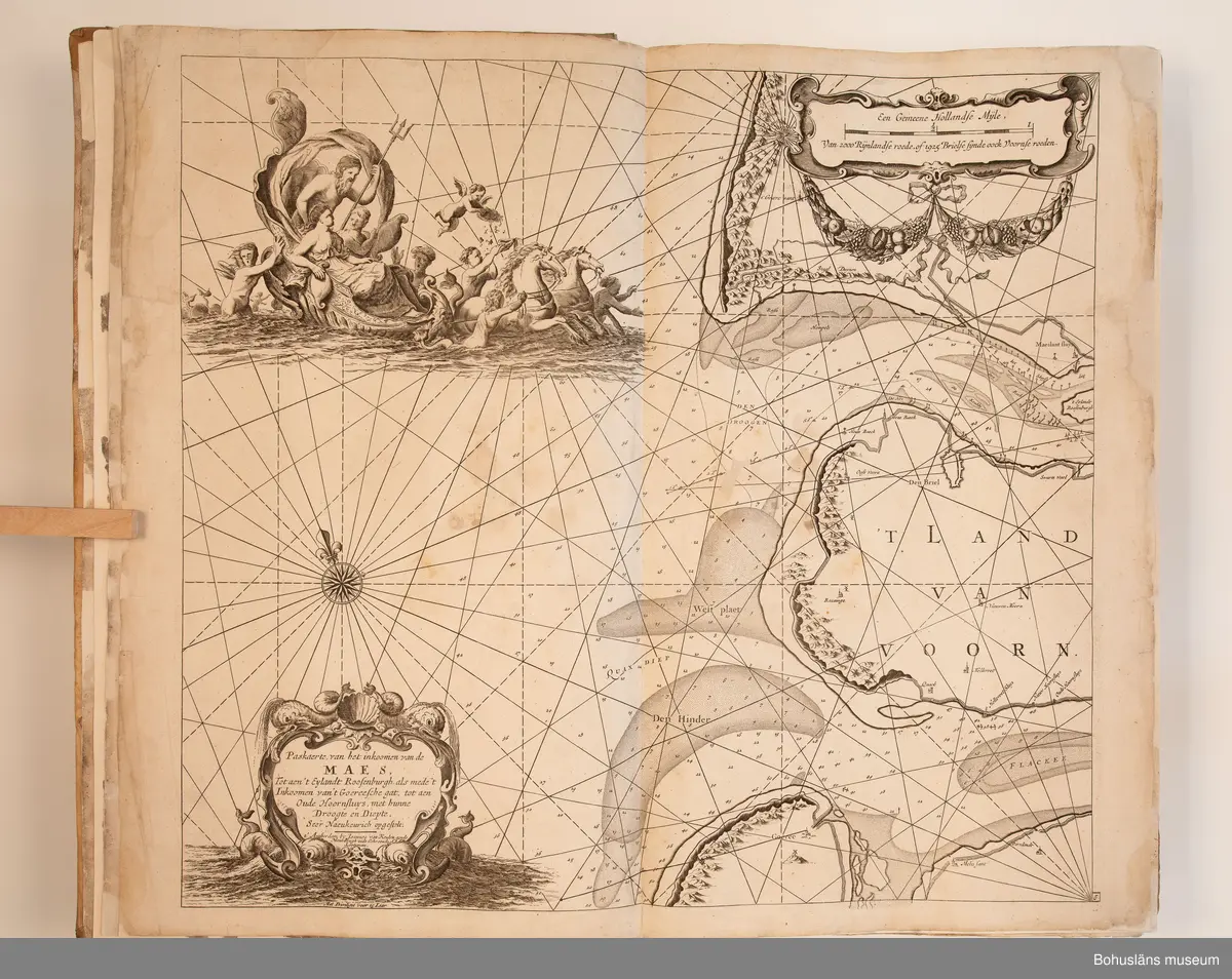 Holländskt sjökort i två sammanbundna delar, tryckta 1697 i Amsterdam.
Brunt skinnband av pergament i relativt gott skick med upphöjda bind. Text på nederlänska  i frakturstil med rikt illustrerade kartblad, ofta utvikbara. Restaurerad hos papperskonservator. 

Handanteckningar på pärmsidans insida:  
William Andrew Macfie 
Anfasteröd.
Till museum 14/9 64

Tryckt text på titelbladet första delen: 
De nieuwe groote lichtende zee-fackel, ´t derde deel. Verthoonende de kulten van Granada, Catalonien, Provence, Italien, Dalmatien, Grieken, Thracien, Anatolien, Syrien, Egypten, en de geheele noordkust van Barbaryen, met alle haer onderbehoorende en ... leggende eylanden. Als mede de beschrijvingh van alle havenen, bayen, reeden, drooghten, diepten, streckingen en opdoeningen van landen. Op de ware pools hoogte geleyd. Uyt ondervindinge van veel ervarene stuurlieden, lootsen en liefhebbers der zeevaert, vergadert door Claas Jansz. Vooght ... – 

T´Amsteldam, gedruckt by Joannes van Keulen, boeck-en zee-kaert-verkoper, aen de Nieuw-brugh, in de gekroonde lootsman, 1697, 1697 - 4], 29 s., s. 26, s. 31-92, s. 1-22, s. 1-20, [80] pl.-bl : kartor

Tryckt på titelbladet andra delen:
De nieuwe groote lichtende zee-fakkel, ´t tweede deel. Verthoonende de zee-kusten van het zyderste gedeelte van de Noord-zee, ´t Canaal, ´t westersche gedeelte van Engeland en Schotland, Yrland, Vrankrijk, Spanjen, Marocco, Gualata, Genehoa en Gambia, met de onder-vehoorige eylanden,mitsgaders ve vlaamsche, canarische en soute Eylanden. Als mede de ... van alle havenen, bayen, reeden, droogten, diepten, streckingen en opdoeningen van landen, op de ware pools hoogte geleyd, uptonderbindinge van veele ervarene stuurlieden, lootsen en lief-hebbers der zee-vaart. Zijnde van alle ... door Claes Jansz. Vooght ... - T´Amsterdam, gedrukt by Joannes van Keulen, boek zee-kaart-verkooper, en graadboogmaker aan de oost-zyde van de Nieuw-brug, in de gekroonde lootsman, 169.., 169n - 4], 4 s., s. 7-34, s. 53, s. 36, s. 35, s. 38, s. 35, s. 40-85, s. 68, s. 87-91, s. 29, s. 93-97, [87] pl.-bl : kartor