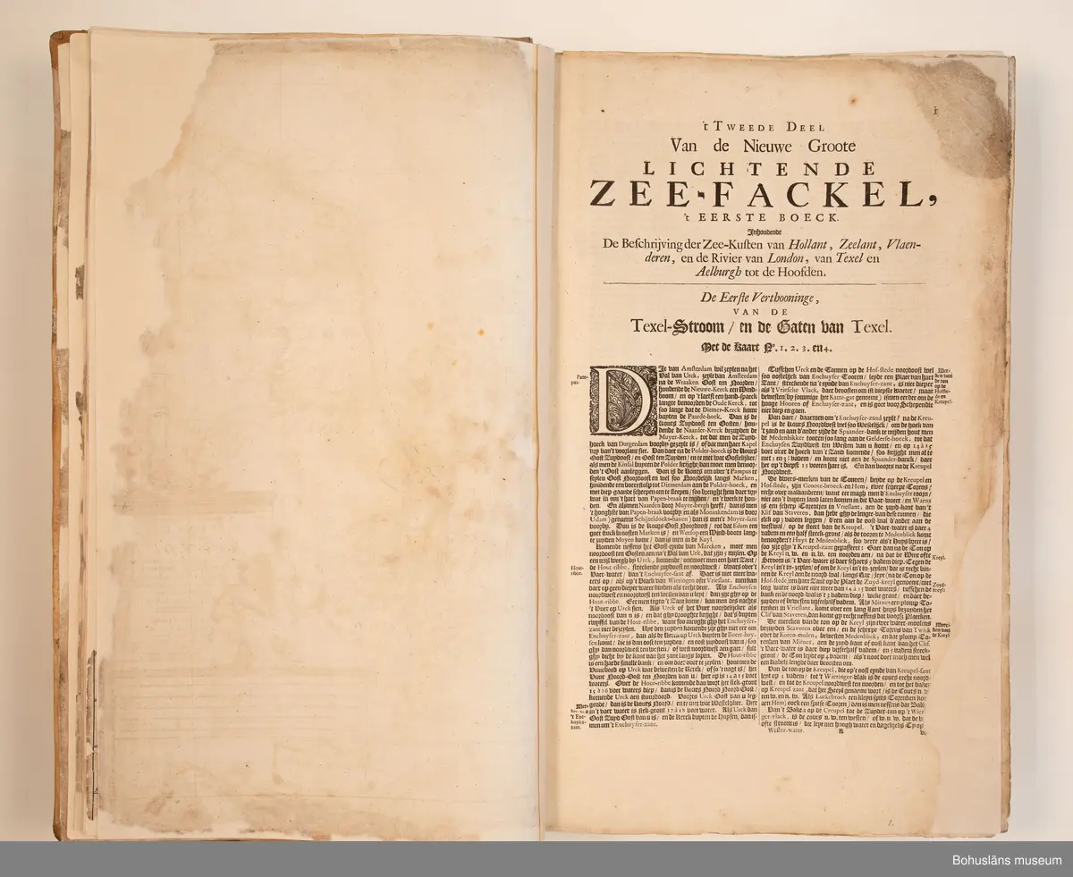 Holländskt sjökort i två sammanbundna delar, tryckta 1697 i Amsterdam.
Brunt skinnband av pergament i relativt gott skick med upphöjda bind. Text på nederlänska  i frakturstil med rikt illustrerade kartblad, ofta utvikbara. Restaurerad hos papperskonservator. 

Handanteckningar på pärmsidans insida:  
William Andrew Macfie 
Anfasteröd.
Till museum 14/9 64

Tryckt text på titelbladet första delen: 
De nieuwe groote lichtende zee-fackel, ´t derde deel. Verthoonende de kulten van Granada, Catalonien, Provence, Italien, Dalmatien, Grieken, Thracien, Anatolien, Syrien, Egypten, en de geheele noordkust van Barbaryen, met alle haer onderbehoorende en ... leggende eylanden. Als mede de beschrijvingh van alle havenen, bayen, reeden, drooghten, diepten, streckingen en opdoeningen van landen. Op de ware pools hoogte geleyd. Uyt ondervindinge van veel ervarene stuurlieden, lootsen en liefhebbers der zeevaert, vergadert door Claas Jansz. Vooght ... – 

T´Amsteldam, gedruckt by Joannes van Keulen, boeck-en zee-kaert-verkoper, aen de Nieuw-brugh, in de gekroonde lootsman, 1697, 1697 - 4], 29 s., s. 26, s. 31-92, s. 1-22, s. 1-20, [80] pl.-bl : kartor

Tryckt på titelbladet andra delen:
De nieuwe groote lichtende zee-fakkel, ´t tweede deel. Verthoonende de zee-kusten van het zyderste gedeelte van de Noord-zee, ´t Canaal, ´t westersche gedeelte van Engeland en Schotland, Yrland, Vrankrijk, Spanjen, Marocco, Gualata, Genehoa en Gambia, met de onder-vehoorige eylanden,mitsgaders ve vlaamsche, canarische en soute Eylanden. Als mede de ... van alle havenen, bayen, reeden, droogten, diepten, streckingen en opdoeningen van landen, op de ware pools hoogte geleyd, uptonderbindinge van veele ervarene stuurlieden, lootsen en lief-hebbers der zee-vaart. Zijnde van alle ... door Claes Jansz. Vooght ... - T´Amsterdam, gedrukt by Joannes van Keulen, boek zee-kaart-verkooper, en graadboogmaker aan de oost-zyde van de Nieuw-brug, in de gekroonde lootsman, 169.., 169n - 4], 4 s., s. 7-34, s. 53, s. 36, s. 35, s. 38, s. 35, s. 40-85, s. 68, s. 87-91, s. 29, s. 93-97, [87] pl.-bl : kartor