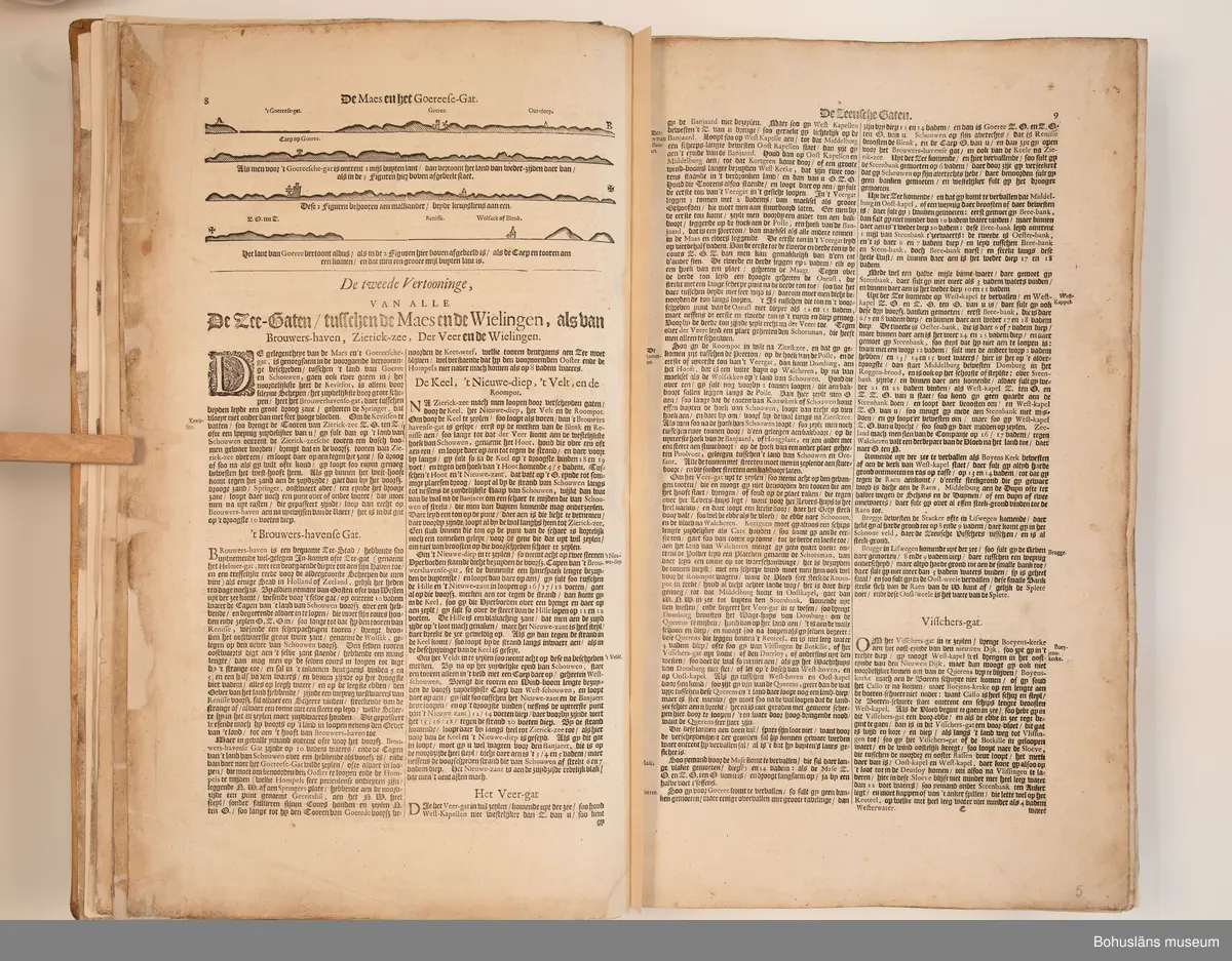 Holländskt sjökort i två sammanbundna delar, tryckta 1697 i Amsterdam.
Brunt skinnband av pergament i relativt gott skick med upphöjda bind. Text på nederlänska  i frakturstil med rikt illustrerade kartblad, ofta utvikbara. Restaurerad hos papperskonservator. 

Handanteckningar på pärmsidans insida:  
William Andrew Macfie 
Anfasteröd.
Till museum 14/9 64

Tryckt text på titelbladet första delen: 
De nieuwe groote lichtende zee-fackel, ´t derde deel. Verthoonende de kulten van Granada, Catalonien, Provence, Italien, Dalmatien, Grieken, Thracien, Anatolien, Syrien, Egypten, en de geheele noordkust van Barbaryen, met alle haer onderbehoorende en ... leggende eylanden. Als mede de beschrijvingh van alle havenen, bayen, reeden, drooghten, diepten, streckingen en opdoeningen van landen. Op de ware pools hoogte geleyd. Uyt ondervindinge van veel ervarene stuurlieden, lootsen en liefhebbers der zeevaert, vergadert door Claas Jansz. Vooght ... – 

T´Amsteldam, gedruckt by Joannes van Keulen, boeck-en zee-kaert-verkoper, aen de Nieuw-brugh, in de gekroonde lootsman, 1697, 1697 - 4], 29 s., s. 26, s. 31-92, s. 1-22, s. 1-20, [80] pl.-bl : kartor

Tryckt på titelbladet andra delen:
De nieuwe groote lichtende zee-fakkel, ´t tweede deel. Verthoonende de zee-kusten van het zyderste gedeelte van de Noord-zee, ´t Canaal, ´t westersche gedeelte van Engeland en Schotland, Yrland, Vrankrijk, Spanjen, Marocco, Gualata, Genehoa en Gambia, met de onder-vehoorige eylanden,mitsgaders ve vlaamsche, canarische en soute Eylanden. Als mede de ... van alle havenen, bayen, reeden, droogten, diepten, streckingen en opdoeningen van landen, op de ware pools hoogte geleyd, uptonderbindinge van veele ervarene stuurlieden, lootsen en lief-hebbers der zee-vaart. Zijnde van alle ... door Claes Jansz. Vooght ... - T´Amsterdam, gedrukt by Joannes van Keulen, boek zee-kaart-verkooper, en graadboogmaker aan de oost-zyde van de Nieuw-brug, in de gekroonde lootsman, 169.., 169n - 4], 4 s., s. 7-34, s. 53, s. 36, s. 35, s. 38, s. 35, s. 40-85, s. 68, s. 87-91, s. 29, s. 93-97, [87] pl.-bl : kartor