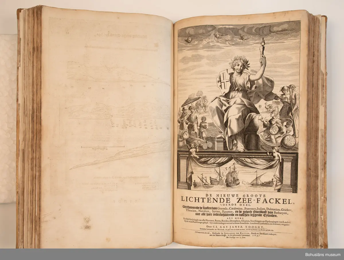 Holländskt sjökort i två sammanbundna delar, tryckta 1697 i Amsterdam.
Brunt skinnband av pergament i relativt gott skick med upphöjda bind. Text på nederlänska  i frakturstil med rikt illustrerade kartblad, ofta utvikbara. Restaurerad hos papperskonservator. 

Handanteckningar på pärmsidans insida:  
William Andrew Macfie 
Anfasteröd.
Till museum 14/9 64

Tryckt text på titelbladet första delen: 
De nieuwe groote lichtende zee-fackel, ´t derde deel. Verthoonende de kulten van Granada, Catalonien, Provence, Italien, Dalmatien, Grieken, Thracien, Anatolien, Syrien, Egypten, en de geheele noordkust van Barbaryen, met alle haer onderbehoorende en ... leggende eylanden. Als mede de beschrijvingh van alle havenen, bayen, reeden, drooghten, diepten, streckingen en opdoeningen van landen. Op de ware pools hoogte geleyd. Uyt ondervindinge van veel ervarene stuurlieden, lootsen en liefhebbers der zeevaert, vergadert door Claas Jansz. Vooght ... – 

T´Amsteldam, gedruckt by Joannes van Keulen, boeck-en zee-kaert-verkoper, aen de Nieuw-brugh, in de gekroonde lootsman, 1697, 1697 - 4], 29 s., s. 26, s. 31-92, s. 1-22, s. 1-20, [80] pl.-bl : kartor

Tryckt på titelbladet andra delen:
De nieuwe groote lichtende zee-fakkel, ´t tweede deel. Verthoonende de zee-kusten van het zyderste gedeelte van de Noord-zee, ´t Canaal, ´t westersche gedeelte van Engeland en Schotland, Yrland, Vrankrijk, Spanjen, Marocco, Gualata, Genehoa en Gambia, met de onder-vehoorige eylanden,mitsgaders ve vlaamsche, canarische en soute Eylanden. Als mede de ... van alle havenen, bayen, reeden, droogten, diepten, streckingen en opdoeningen van landen, op de ware pools hoogte geleyd, uptonderbindinge van veele ervarene stuurlieden, lootsen en lief-hebbers der zee-vaart. Zijnde van alle ... door Claes Jansz. Vooght ... - T´Amsterdam, gedrukt by Joannes van Keulen, boek zee-kaart-verkooper, en graadboogmaker aan de oost-zyde van de Nieuw-brug, in de gekroonde lootsman, 169.., 169n - 4], 4 s., s. 7-34, s. 53, s. 36, s. 35, s. 38, s. 35, s. 40-85, s. 68, s. 87-91, s. 29, s. 93-97, [87] pl.-bl : kartor