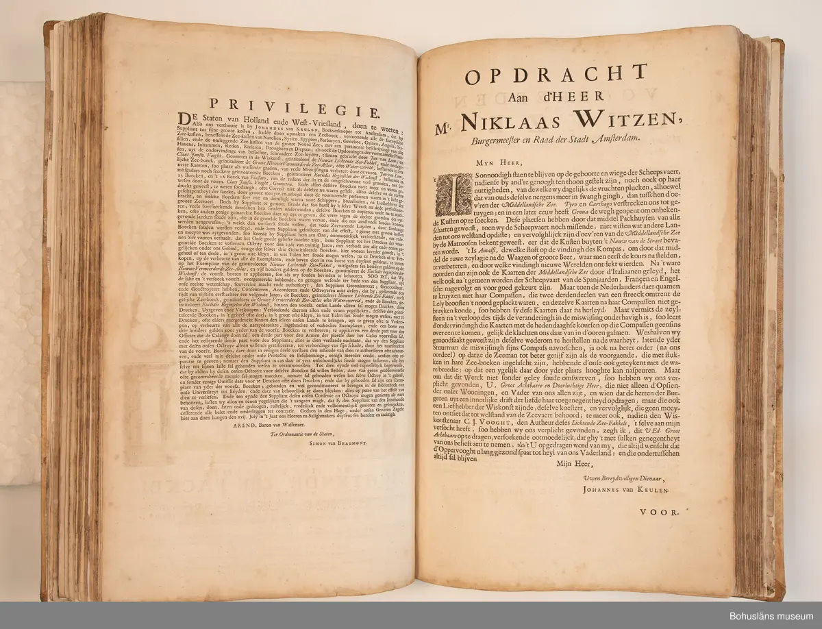 Holländskt sjökort i två sammanbundna delar, tryckta 1697 i Amsterdam.
Brunt skinnband av pergament i relativt gott skick med upphöjda bind. Text på nederlänska  i frakturstil med rikt illustrerade kartblad, ofta utvikbara. Restaurerad hos papperskonservator. 

Handanteckningar på pärmsidans insida:  
William Andrew Macfie 
Anfasteröd.
Till museum 14/9 64

Tryckt text på titelbladet första delen: 
De nieuwe groote lichtende zee-fackel, ´t derde deel. Verthoonende de kulten van Granada, Catalonien, Provence, Italien, Dalmatien, Grieken, Thracien, Anatolien, Syrien, Egypten, en de geheele noordkust van Barbaryen, met alle haer onderbehoorende en ... leggende eylanden. Als mede de beschrijvingh van alle havenen, bayen, reeden, drooghten, diepten, streckingen en opdoeningen van landen. Op de ware pools hoogte geleyd. Uyt ondervindinge van veel ervarene stuurlieden, lootsen en liefhebbers der zeevaert, vergadert door Claas Jansz. Vooght ... – 

T´Amsteldam, gedruckt by Joannes van Keulen, boeck-en zee-kaert-verkoper, aen de Nieuw-brugh, in de gekroonde lootsman, 1697, 1697 - 4], 29 s., s. 26, s. 31-92, s. 1-22, s. 1-20, [80] pl.-bl : kartor

Tryckt på titelbladet andra delen:
De nieuwe groote lichtende zee-fakkel, ´t tweede deel. Verthoonende de zee-kusten van het zyderste gedeelte van de Noord-zee, ´t Canaal, ´t westersche gedeelte van Engeland en Schotland, Yrland, Vrankrijk, Spanjen, Marocco, Gualata, Genehoa en Gambia, met de onder-vehoorige eylanden,mitsgaders ve vlaamsche, canarische en soute Eylanden. Als mede de ... van alle havenen, bayen, reeden, droogten, diepten, streckingen en opdoeningen van landen, op de ware pools hoogte geleyd, uptonderbindinge van veele ervarene stuurlieden, lootsen en lief-hebbers der zee-vaart. Zijnde van alle ... door Claes Jansz. Vooght ... - T´Amsterdam, gedrukt by Joannes van Keulen, boek zee-kaart-verkooper, en graadboogmaker aan de oost-zyde van de Nieuw-brug, in de gekroonde lootsman, 169.., 169n - 4], 4 s., s. 7-34, s. 53, s. 36, s. 35, s. 38, s. 35, s. 40-85, s. 68, s. 87-91, s. 29, s. 93-97, [87] pl.-bl : kartor