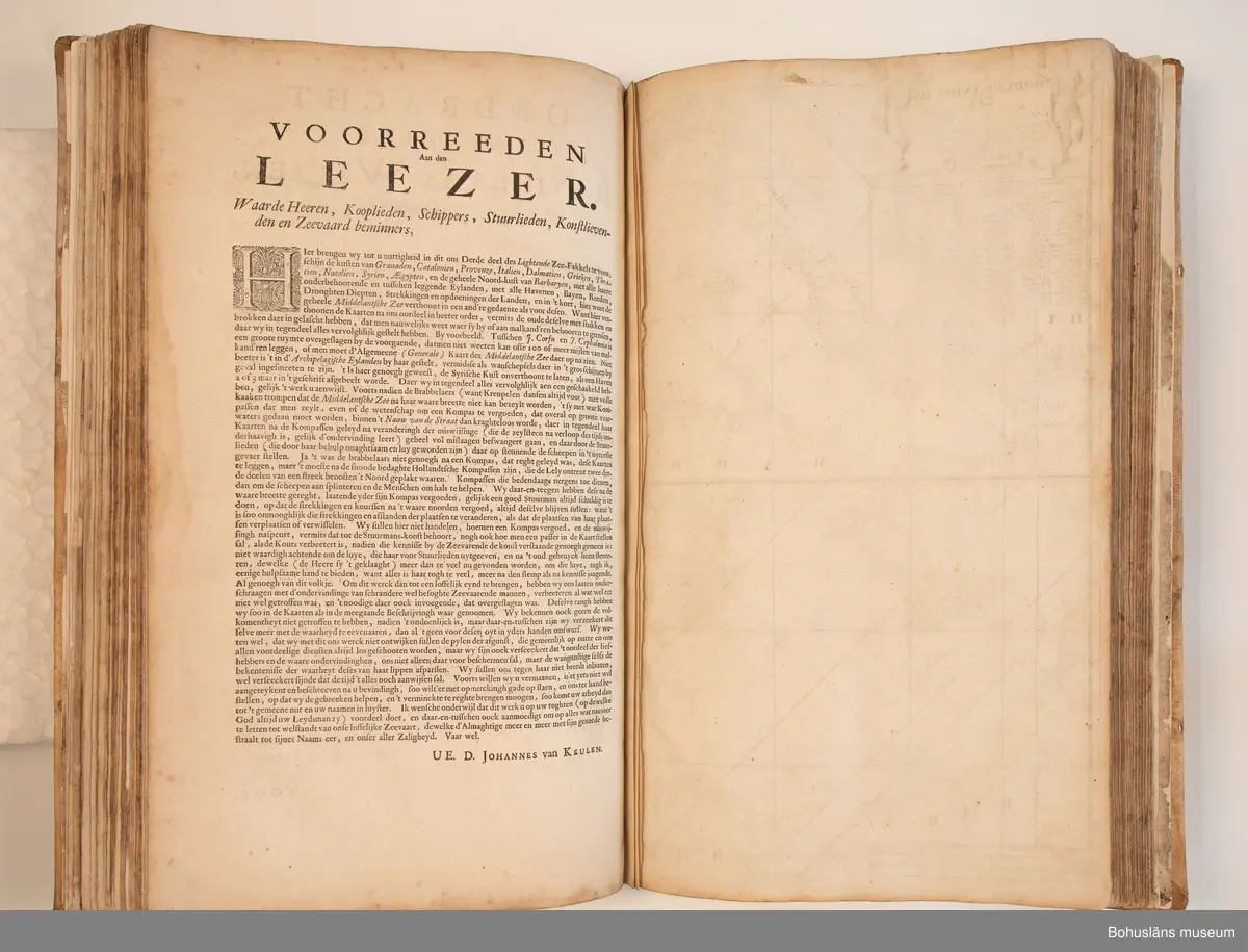Holländskt sjökort i två sammanbundna delar, tryckta 1697 i Amsterdam.
Brunt skinnband av pergament i relativt gott skick med upphöjda bind. Text på nederlänska  i frakturstil med rikt illustrerade kartblad, ofta utvikbara. Restaurerad hos papperskonservator. 

Handanteckningar på pärmsidans insida:  
William Andrew Macfie 
Anfasteröd.
Till museum 14/9 64

Tryckt text på titelbladet första delen: 
De nieuwe groote lichtende zee-fackel, ´t derde deel. Verthoonende de kulten van Granada, Catalonien, Provence, Italien, Dalmatien, Grieken, Thracien, Anatolien, Syrien, Egypten, en de geheele noordkust van Barbaryen, met alle haer onderbehoorende en ... leggende eylanden. Als mede de beschrijvingh van alle havenen, bayen, reeden, drooghten, diepten, streckingen en opdoeningen van landen. Op de ware pools hoogte geleyd. Uyt ondervindinge van veel ervarene stuurlieden, lootsen en liefhebbers der zeevaert, vergadert door Claas Jansz. Vooght ... – 

T´Amsteldam, gedruckt by Joannes van Keulen, boeck-en zee-kaert-verkoper, aen de Nieuw-brugh, in de gekroonde lootsman, 1697, 1697 - 4], 29 s., s. 26, s. 31-92, s. 1-22, s. 1-20, [80] pl.-bl : kartor

Tryckt på titelbladet andra delen:
De nieuwe groote lichtende zee-fakkel, ´t tweede deel. Verthoonende de zee-kusten van het zyderste gedeelte van de Noord-zee, ´t Canaal, ´t westersche gedeelte van Engeland en Schotland, Yrland, Vrankrijk, Spanjen, Marocco, Gualata, Genehoa en Gambia, met de onder-vehoorige eylanden,mitsgaders ve vlaamsche, canarische en soute Eylanden. Als mede de ... van alle havenen, bayen, reeden, droogten, diepten, streckingen en opdoeningen van landen, op de ware pools hoogte geleyd, uptonderbindinge van veele ervarene stuurlieden, lootsen en lief-hebbers der zee-vaart. Zijnde van alle ... door Claes Jansz. Vooght ... - T´Amsterdam, gedrukt by Joannes van Keulen, boek zee-kaart-verkooper, en graadboogmaker aan de oost-zyde van de Nieuw-brug, in de gekroonde lootsman, 169.., 169n - 4], 4 s., s. 7-34, s. 53, s. 36, s. 35, s. 38, s. 35, s. 40-85, s. 68, s. 87-91, s. 29, s. 93-97, [87] pl.-bl : kartor