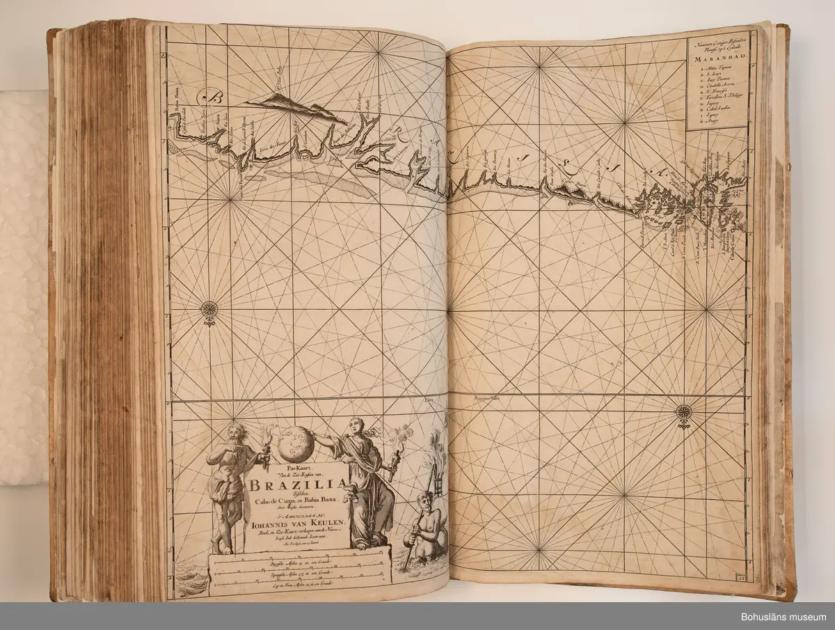 Holländskt sjökort i två sammanbundna delar, tryckta 1697 i Amsterdam.
Brunt skinnband av pergament i relativt gott skick med upphöjda bind. Text på nederlänska  i frakturstil med rikt illustrerade kartblad, ofta utvikbara. Restaurerad hos papperskonservator. 

Handanteckningar på pärmsidans insida:  
William Andrew Macfie 
Anfasteröd.
Till museum 14/9 64

Tryckt text på titelbladet första delen: 
De nieuwe groote lichtende zee-fackel, ´t derde deel. Verthoonende de kulten van Granada, Catalonien, Provence, Italien, Dalmatien, Grieken, Thracien, Anatolien, Syrien, Egypten, en de geheele noordkust van Barbaryen, met alle haer onderbehoorende en ... leggende eylanden. Als mede de beschrijvingh van alle havenen, bayen, reeden, drooghten, diepten, streckingen en opdoeningen van landen. Op de ware pools hoogte geleyd. Uyt ondervindinge van veel ervarene stuurlieden, lootsen en liefhebbers der zeevaert, vergadert door Claas Jansz. Vooght ... – 

T´Amsteldam, gedruckt by Joannes van Keulen, boeck-en zee-kaert-verkoper, aen de Nieuw-brugh, in de gekroonde lootsman, 1697, 1697 - 4], 29 s., s. 26, s. 31-92, s. 1-22, s. 1-20, [80] pl.-bl : kartor

Tryckt på titelbladet andra delen:
De nieuwe groote lichtende zee-fakkel, ´t tweede deel. Verthoonende de zee-kusten van het zyderste gedeelte van de Noord-zee, ´t Canaal, ´t westersche gedeelte van Engeland en Schotland, Yrland, Vrankrijk, Spanjen, Marocco, Gualata, Genehoa en Gambia, met de onder-vehoorige eylanden,mitsgaders ve vlaamsche, canarische en soute Eylanden. Als mede de ... van alle havenen, bayen, reeden, droogten, diepten, streckingen en opdoeningen van landen, op de ware pools hoogte geleyd, uptonderbindinge van veele ervarene stuurlieden, lootsen en lief-hebbers der zee-vaart. Zijnde van alle ... door Claes Jansz. Vooght ... - T´Amsterdam, gedrukt by Joannes van Keulen, boek zee-kaart-verkooper, en graadboogmaker aan de oost-zyde van de Nieuw-brug, in de gekroonde lootsman, 169.., 169n - 4], 4 s., s. 7-34, s. 53, s. 36, s. 35, s. 38, s. 35, s. 40-85, s. 68, s. 87-91, s. 29, s. 93-97, [87] pl.-bl : kartor