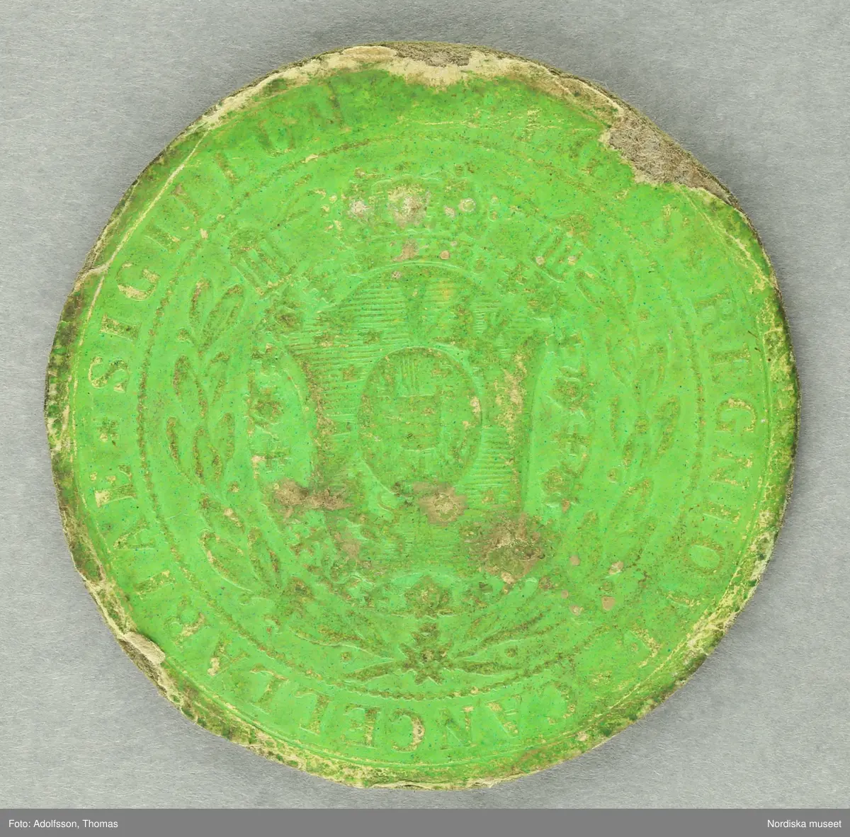 Huvudliggaren:
"Riksdagspoletter av papp, runda gröna, utfärd. för Liss Lars Olsson åren 1847, 1856, 1859, 1862, 1865. 5 st.
G 21/3 1904 Liss Lars, kapten, Vaxholm."