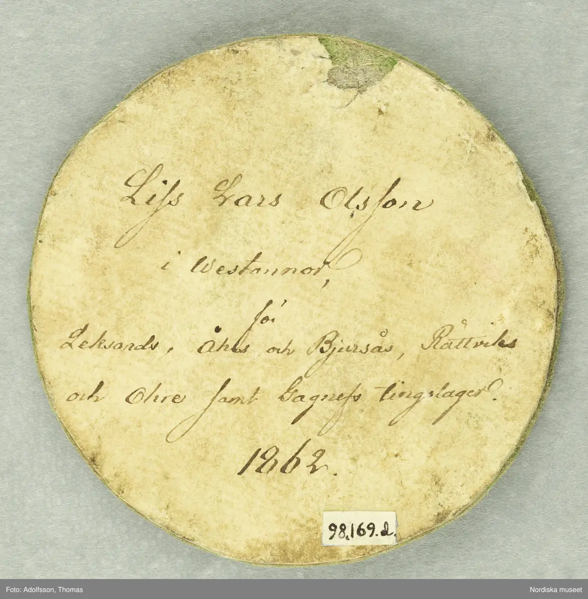 Huvudliggaren:
"Riksdagspoletter av papp, runda gröna, utfärd. för Liss Lars Olsson åren 1847, 1856, 1859, 1862, 1865. 5 st.
G 21/3 1904 Liss Lars, kapten, Vaxholm."