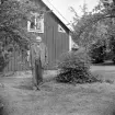Karl Axelsson poserar i trädgården till sitt hem Gustad Aspegård i Vikingstad.