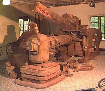 :1 Tvådelad järnkonstruktion med träbalkar fastsatta med smidda järnband samt trä- och järnkilar. Se fotografi och teckning.  

:2-5 Smidda järnband, ej monterade på hammaren. 
Mått, diameter: :2 840 mm
                          :3 820 mm
                          :4 845 mm
                          :5 800 mm