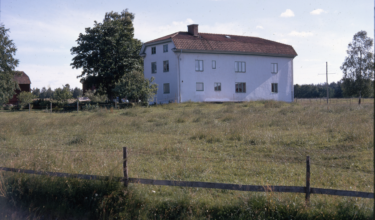 Exteriör av Esken. "Söderomsjön".