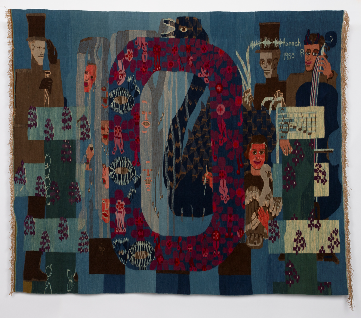 Ornamental figurkomposisjon som er bygd rundt en stor vertikal oval i midtre del. På hver side av ovalen, er menneskefigurer med diverse attributter omringet av blomsterornamentikk i flaten. Delvis overlappet av ovalformen er en mørkblå svane. Figuren til venstre har flosshatt og stokk, mens to av figurene til høyre har strykeinstrument og tråder i hendene. Den tredje halvfiguren på høyre side holder smilende ei gås i den ene armen og en vevnål i den andre hånden, som rekkes ut bak ovalen og stikker frem inni den. I tillegg er det ansiktsformer med åpne munner til venstre for og inni den ovale formen, inniblandt vertikale smale, bølgende striper. Hannah Ryggen har selv beskrevet og forklart motivet som en henvisningen til feiringen av Oslo bys 900-årsjubileum i 1950, da også Oslo Rådhus ble innviet. Hun fulgte selv arrangementet via radio, der hun hørte talene og skildringene av blant annet blomsterhjulet som var reist på Jernbanetorget. I sin tolkning lot hun det få form som en O for Oslo. Svanen viser til Dyra Vaas svaner i Rådhusets borggård. Ansiktsformene er en referanse til alle talerne, som til kunstnerens irritasjon bare var menn, og de fremstilles som en del av vannet som strømmer fra fontenene i Rådhuset. Figuren til venstre er Kong Haakon VII på vei nedover Karl Johans gate. Til høyre er arkitekten bak Rådhuset, Arnstein Arneberg, med stjerner i flosshatten, sammen med radioreporter Odd Hølaas med instrument. I et felt foran instrumentet er den første takten, altså de første fire tonene, av Norges nasjonalsang vevd inn. Halvfiguren med gåsa er et selvportrett.