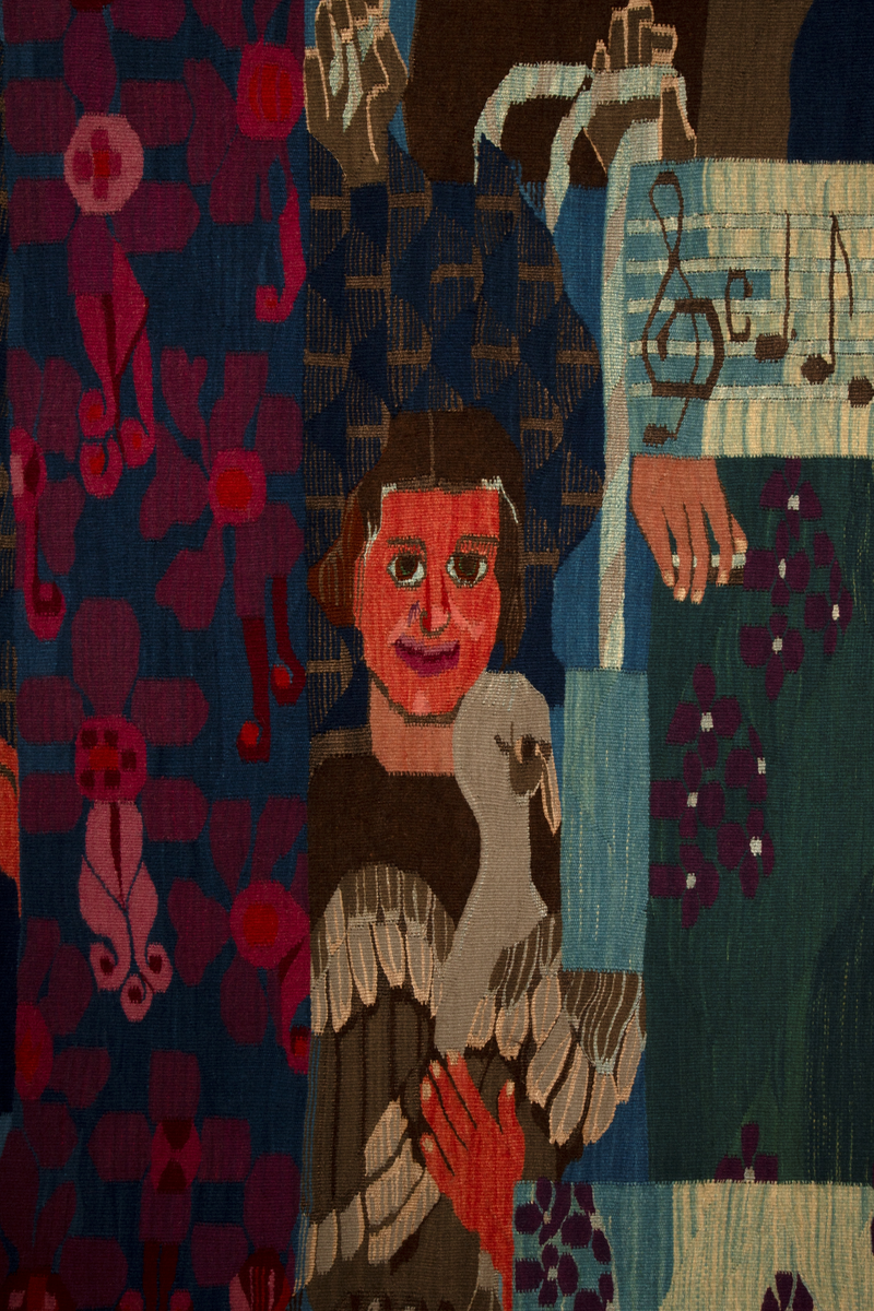 Ornamental figurkomposisjon som er bygd rundt en stor vertikal oval i midtre del. På hver side av ovalen, er menneskefigurer med diverse attributter omringet av blomsterornamentikk i flaten. Delvis overlappet av ovalformen er en mørkblå svane. Figuren til venstre har flosshatt og stokk, mens to av figurene til høyre har strykeinstrument og tråder i hendene. Den tredje halvfiguren på høyre side holder smilende ei gås i den ene armen og en vevnål i den andre hånden, som rekkes ut bak ovalen og stikker frem inni den. I tillegg er det ansiktsformer med åpne munner til venstre for og inni den ovale formen, inniblandt vertikale smale, bølgende striper. Hannah Ryggen har selv beskrevet og forklart motivet som en henvisningen til feiringen av Oslo bys 900-årsjubileum i 1950, da også Oslo Rådhus ble innviet. Hun fulgte selv arrangementet via radio, der hun hørte talene og skildringene av blant annet blomsterhjulet som var reist på Jernbanetorget. I sin tolkning lot hun det få form som en O for Oslo. Svanen viser til Dyra Vaas svaner i Rådhusets borggård. Ansiktsformene er en referanse til alle talerne, som til kunstnerens irritasjon bare var menn, og de fremstilles som en del av vannet som strømmer fra fontenene i Rådhuset. Figuren til venstre er Kong Haakon VII på vei nedover Karl Johans gate. Til høyre er arkitekten bak Rådhuset, Arnstein Arneberg, med stjerner i flosshatten, sammen med radioreporter Odd Hølaas med instrument. I et felt foran instrumentet er den første takten, altså de første fire tonene, av Norges nasjonalsang vevd inn. Halvfiguren med gåsa er et selvportrett.