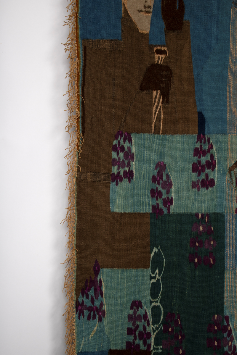 Ornamental figurkomposisjon som er bygd rundt en stor vertikal oval i midtre del. På hver side av ovalen, er menneskefigurer med diverse attributter omringet av blomsterornamentikk i flaten. Delvis overlappet av ovalformen er en mørkblå svane. Figuren til venstre har flosshatt og stokk, mens to av figurene til høyre har strykeinstrument og tråder i hendene. Den tredje halvfiguren på høyre side holder smilende ei gås i den ene armen og en vevnål i den andre hånden, som rekkes ut bak ovalen og stikker frem inni den. I tillegg er det ansiktsformer med åpne munner til venstre for og inni den ovale formen, inniblandt vertikale smale, bølgende striper. Hannah Ryggen har selv beskrevet og forklart motivet som en henvisningen til feiringen av Oslo bys 900-årsjubileum i 1950, da også Oslo Rådhus ble innviet. Hun fulgte selv arrangementet via radio, der hun hørte talene og skildringene av blant annet blomsterhjulet som var reist på Jernbanetorget. I sin tolkning lot hun det få form som en O for Oslo. Svanen viser til Dyra Vaas svaner i Rådhusets borggård. Ansiktsformene er en referanse til alle talerne, som til kunstnerens irritasjon bare var menn, og de fremstilles som en del av vannet som strømmer fra fontenene i Rådhuset. Figuren til venstre er Kong Haakon VII på vei nedover Karl Johans gate. Til høyre er arkitekten bak Rådhuset, Arnstein Arneberg, med stjerner i flosshatten, sammen med radioreporter Odd Hølaas med instrument. I et felt foran instrumentet er den første takten, altså de første fire tonene, av Norges nasjonalsang vevd inn. Halvfiguren med gåsa er et selvportrett.