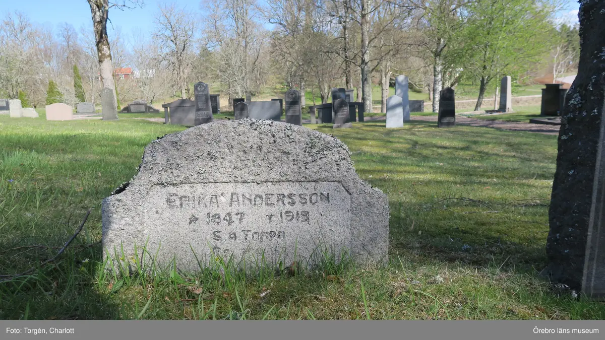 Fotoprotokoll
Acc.nr. OLM-2017-42

Objekt: Rengöring, mögelsanering och målning av innertak i mangården vid Siggebohyttans bergsmansgård

Gata/kvarter/fastighet: Siggebohyttan 2:2
Socken: Linde socken
Kommun: Lindesbergs kommun
Län: T
År: 2017-2020

Motiv: 
1-3: Tak och väggar i festsalen, före åtgärder.
4-5: Taket i främre köket på nedre våningen, före åtgärder.
6-7: Taket i övre hallen, före åtgärder.
8-9: Taket i övre köket, före åtgärder.
10-11: Taket i salskammaren, före åtgärder.
12-13: Tak och väggar i festsalen, före åtgärder.
14-15: Taket i gröna rummet eller Bohmans kammare, före åtgärder.
16-17: Taket i röda rummet, före åtgärder.
18-20: Taket i blå rummet, före åtgärder.
21: Taket i främre köket på nedre våningen, före åtgärder.
22-24: Festsalen efter rengöring och med prov- och referensytor.
25: Gröna rummet eller Bohmans kammare efter rengöring och med prov- och referensytor.
26-27: Övre hallen efter rengöring och med prov- och referensytor.
28-29: Främre köket på nedervåningen efter rengöring och med prov- och referensytor.
30: Blå rummet efter rengöring, lagning och målning av papptak.
31-33: Salskammaren efter konservering av flagande färg på taklisten och efter rengöring av tak, samt med prov- och referensytor.
34-35: Väggmålningar i festsalen efter rengöring.
36-37: Gröna rummet eller Bohmans kammare efter rengöring och med prov- och referensytor.
38-39: Festsalen efter rengöring och med prov- och referensytor.
40: Salskammaren efter rengöring och med prov- och referensytor.

Diarienr. 2016.600.112