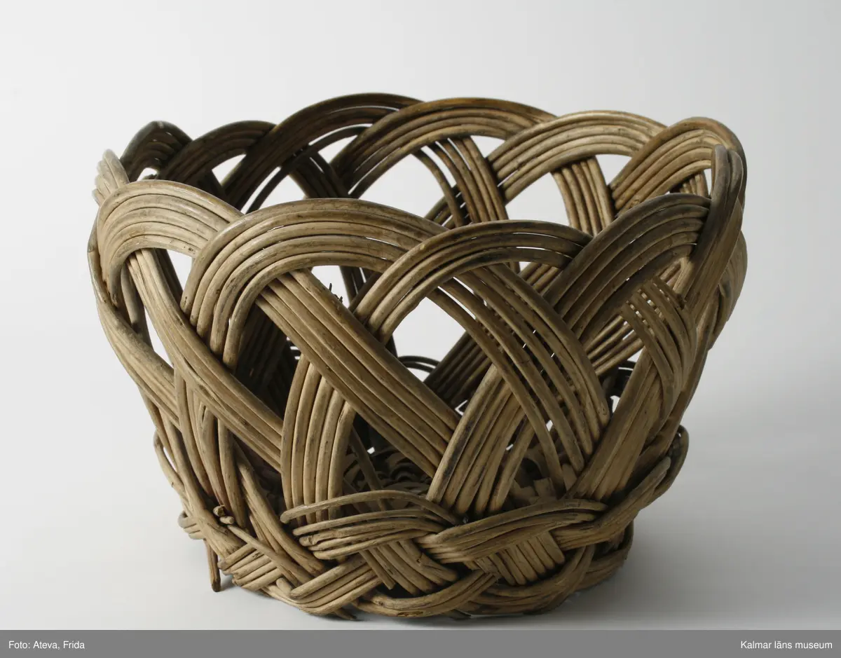 KLM 14097. Korg. Flätad. Korgen har använts för kaffepumpa av glas. I korgen låg en lapp med texten: 1 kaffekopp till en liter På en liter vatten blir det 8 koppar 10 pers 3 liter vatten då blir det 24 koppar.