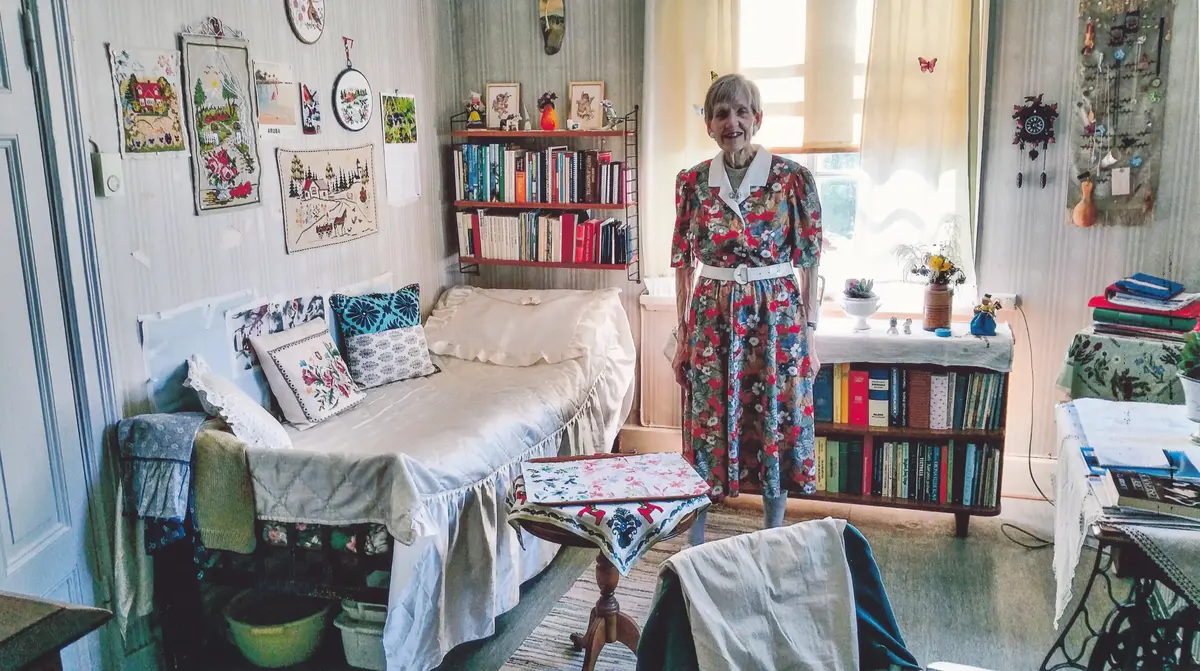 Hjördis Marianne Jonsson bodde i princip hela sitt liv i det röda trähuset på Värmdövägen 768 i Saltsjö-Boo. Hon har skrivit en del om omgivningen och det runt omkring, berättelser som nu finns att ta del av i Nacka lokalhistoriska arkiv. Huset på Värmdövägen 768 finns kvar (år 2024). 