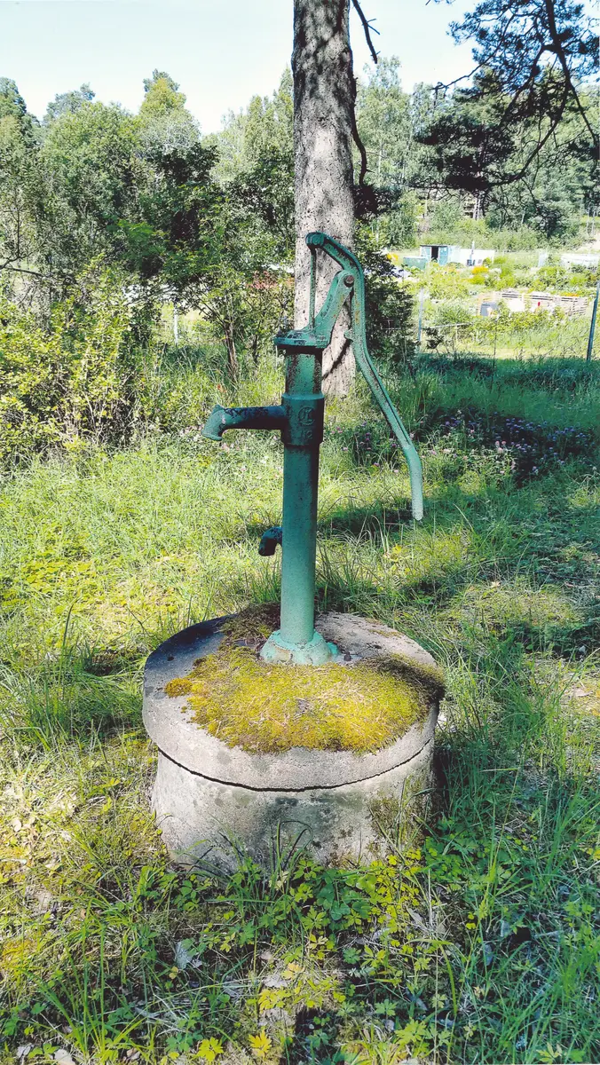 Vattenpump på tomt tillhörande hus på Värmdövägen 768 i Sågtorp, Saltsjö-Boo. 