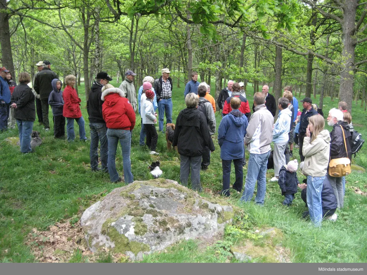 Besökare som deltar vid invigningen av Fagereds natur- och kulturstig i Lindome år 2008. 
Fagered bjuder på kommunens bäst bevarade järnåldersmiljö. Här finns rester av en gammal hålväg, spår av äldre jordbruksmark och ett 40-tal gravar. 
Relaterade motiv: 2024_1300 - 1308.