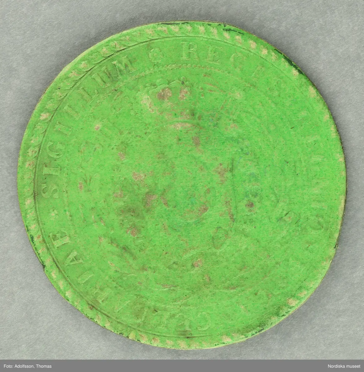 Huvudliggaren:
"Riksdagspoletter av papp, runda gröna, utfärd. för Liss Lars Olsson åren 1847, 1856, 1859, 1862, 1865. 5 st.
G 21/3 1904 Liss Lars, kapten, Vaxholm."