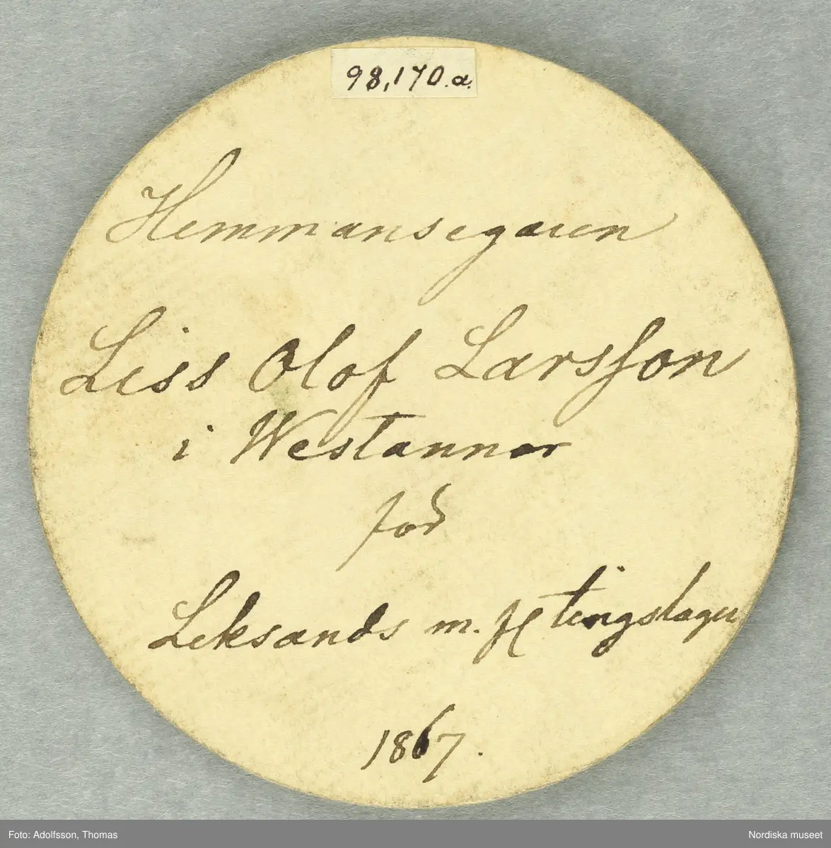 Huvudliggaren:
"Riksdagspoletter av papp, runda 4 gula och 1 svart, utfärd. för Liss Olof Larsson åren 1867, 1870, 1873, 1876, samt kyrkomötet 1878.. 5 st.
G 21/3 1904 Liss Lars, kapten, Vaxholm."