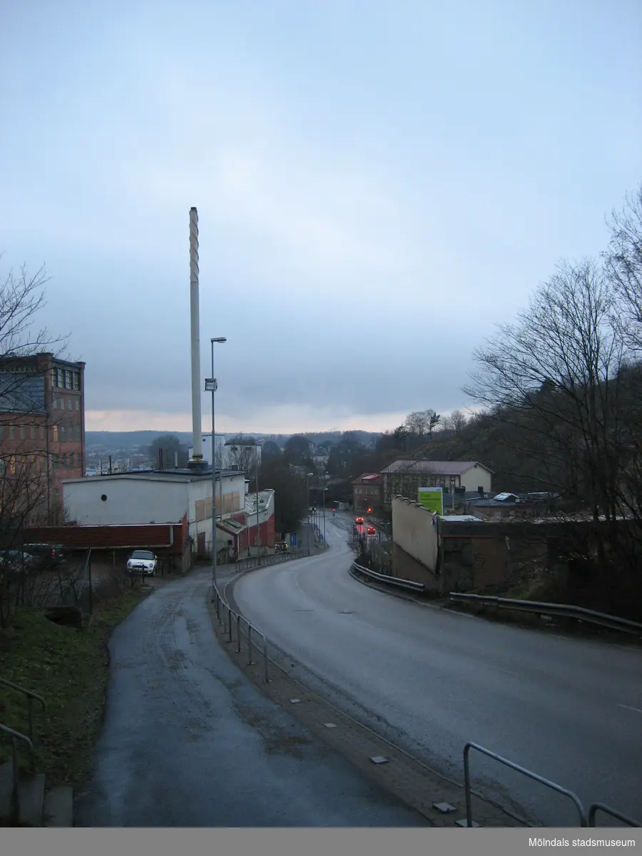 Kvarnbygatan västerut år 2011. Till vänster ses Stora Götafors. I fonden skymtar Papyrus industriområde och dess skorsten. Till höger nedanför backen ses Gamla stadshuset.
Relaterade motiv: 2024_1309 - 1324.