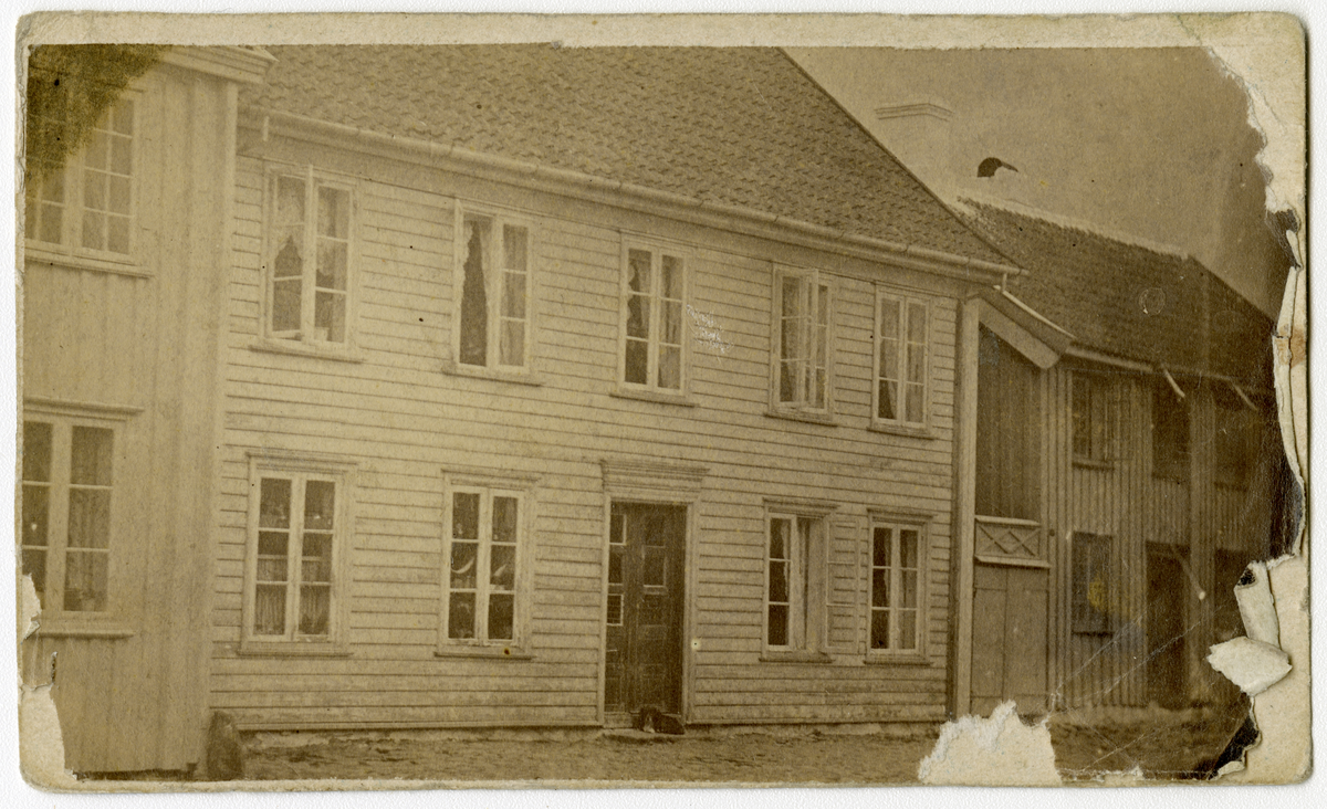 Bilde av gateparti med hus på ukjent sted