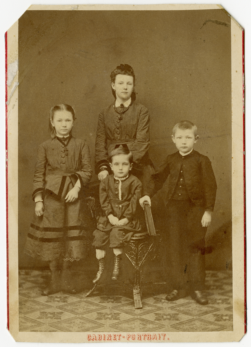 Portrett av familie, ca. 1870-tallet

Påskrift: Cabinet Portrait.