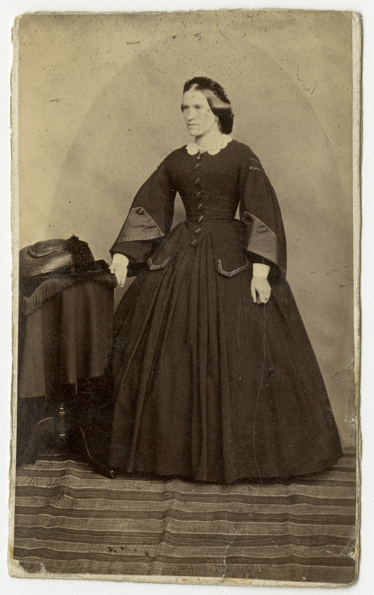 Portrett av Marie Eberhardt gift Houen (f. 1840)

Påskrift Bak: 1862. Marie Eberhardt, Staværn