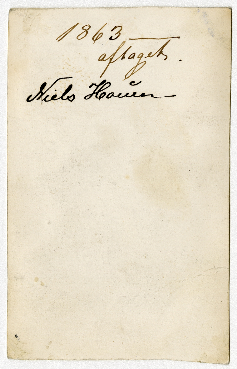 Portrett av Niels Houen (1840 - 1892). Gift med Marie Kristine Eberhardt (f. 1840)

Påskrift Bak: 1863. Aftaget. Niels Hauen