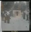 En grupp män spelar boule på ett torg.