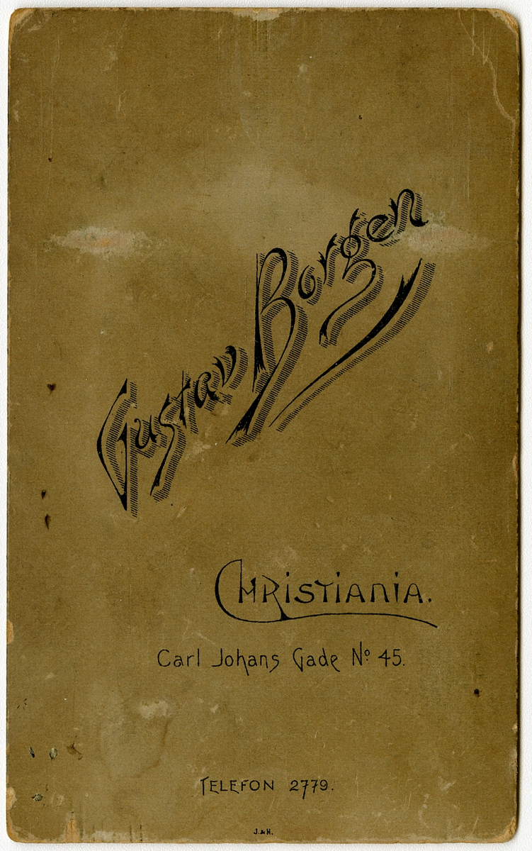 Portrett av ukjent kvinne.

Påskrift: Bergen. Gustav Borgen. Christiana. Carl Johans Gate N45. 

Påskrift Bak: Gustav Borgen. Christiania. Carl Johans Gade N45. Telefon 2779. J.&N.
