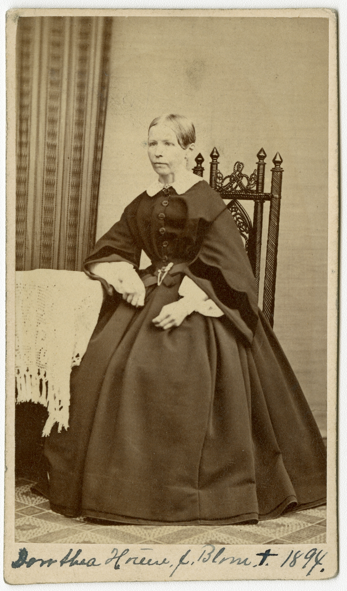 Portrett av Dorothea Kristine Houen f. Blom. (1815-1894)

Påskrift: Dorthea Hauen. Blum. 1894. 

Påskrift Bak: C.A. Nielsen. Photograf. Skien.