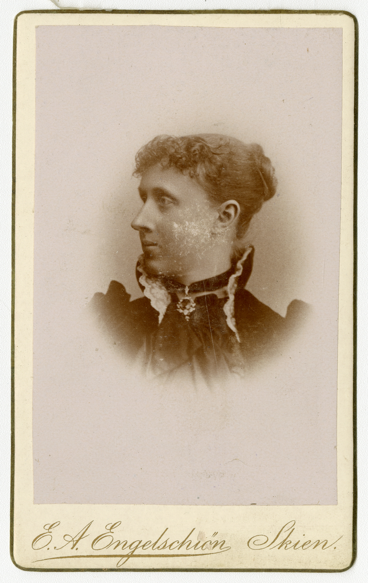 Portrett av kvinne.

Påskrift: E. A. Engelschiøn. Skien
Påskrift Bak: E.A. Engelschiøn. Kørners Eftll. Platen Oppbevares. J.L.N