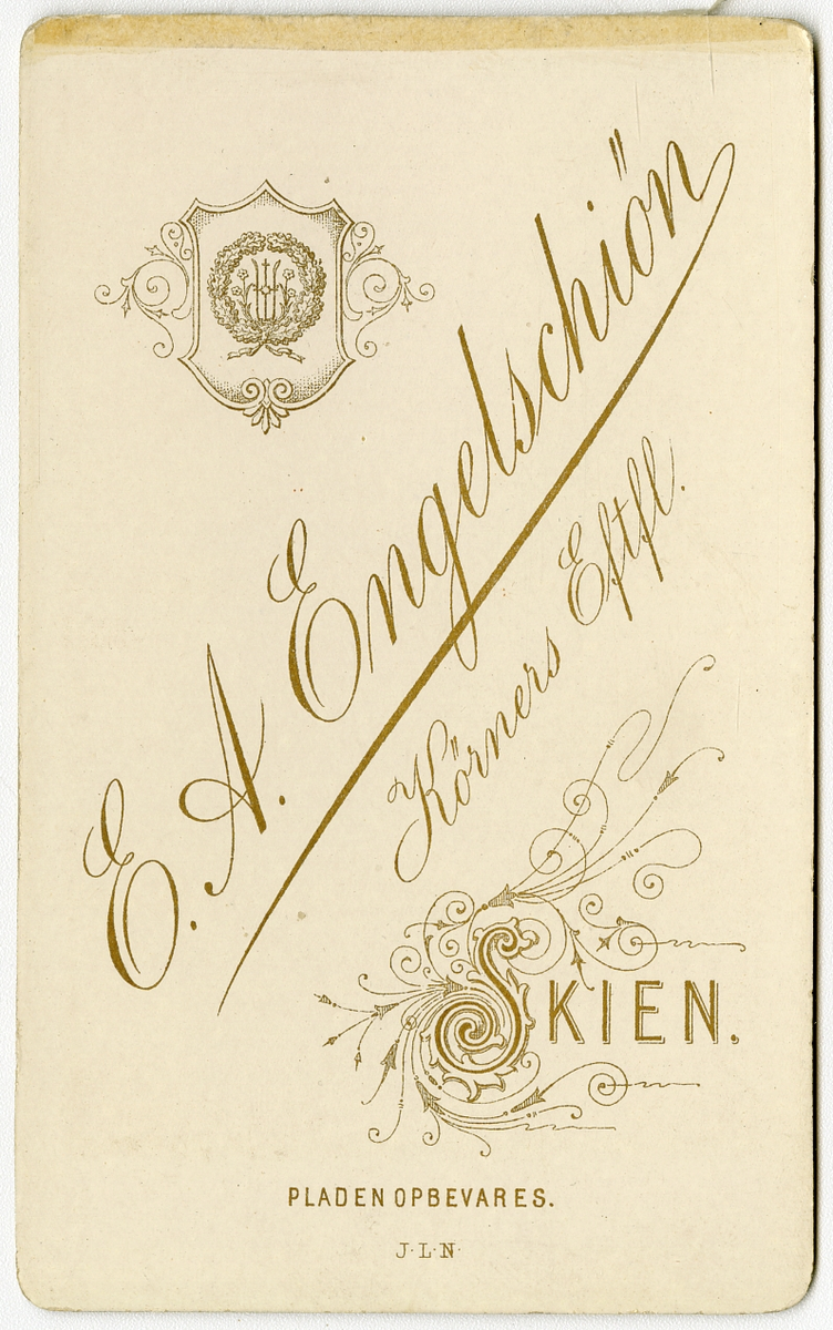 Portrett av kvinne.

Påskrift: E. A. Engelschiøn. Skien
Påskrift Bak: E.A. Engelschiøn. Kørners Eftll. Platen Oppbevares. J.L.N