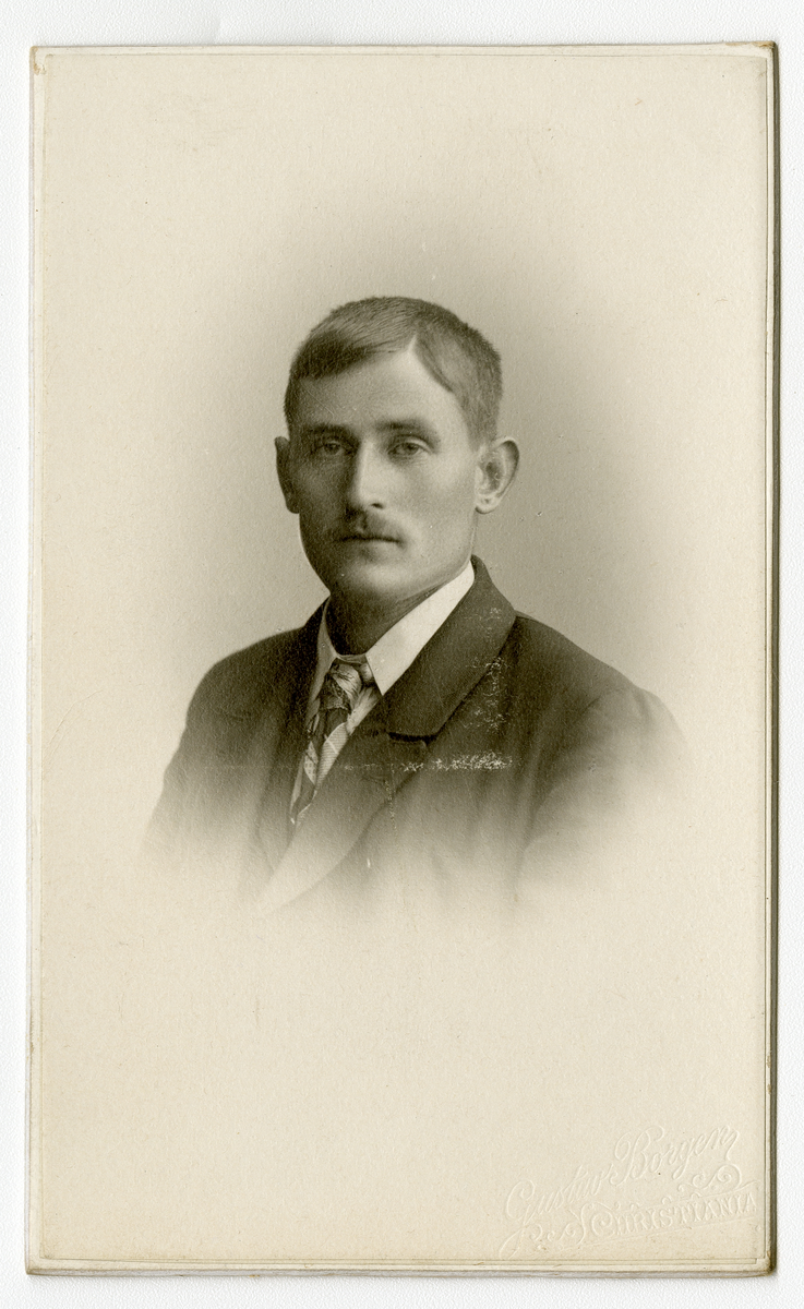 Portrett av ukjent mann, ca. 1910-tallet

Påskrift Bak: Gustav Borgen. Christinia. Telefon 2779. Pladen Opbevares. H&P
