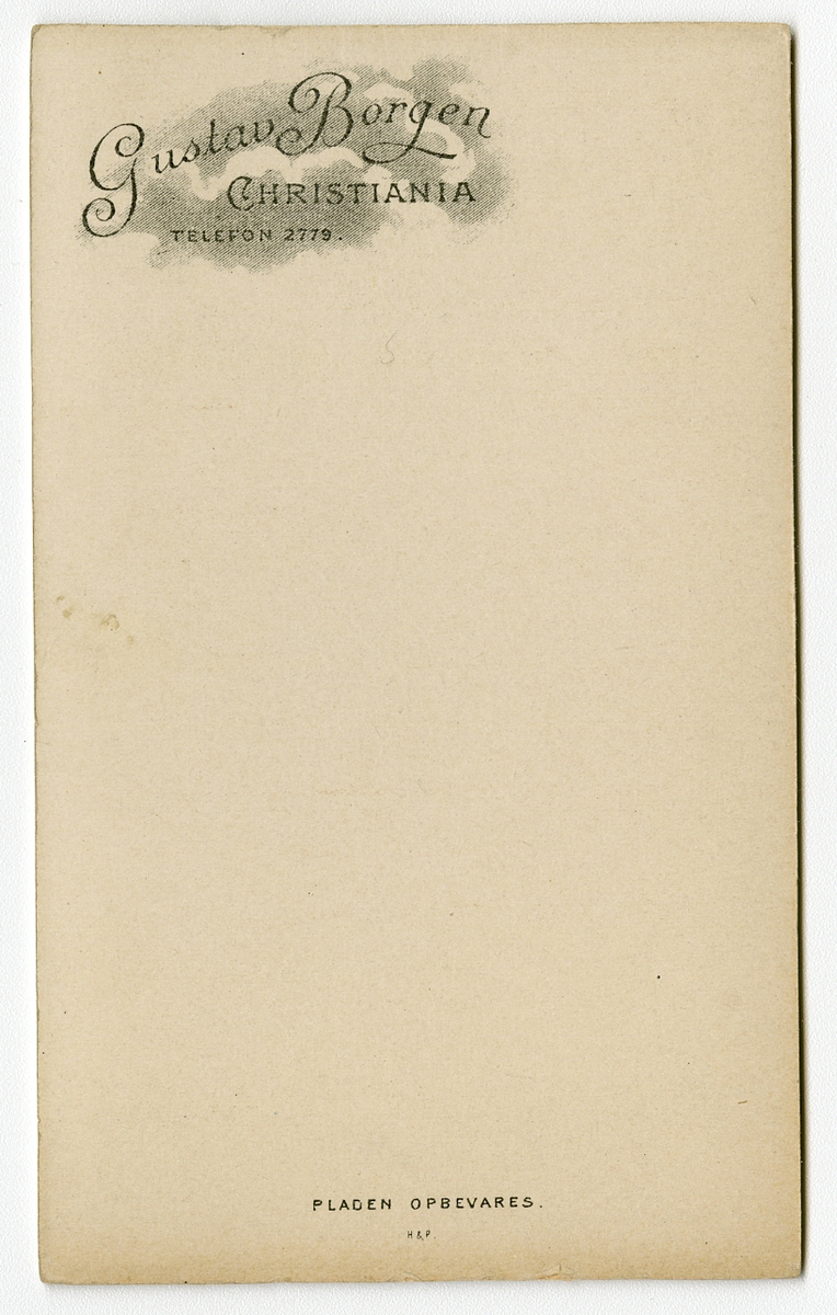 Portrett av ukjent mann, ca. 1910-tallet

Påskrift Bak: Gustav Borgen. Christinia. Telefon 2779. Pladen Opbevares. H&P