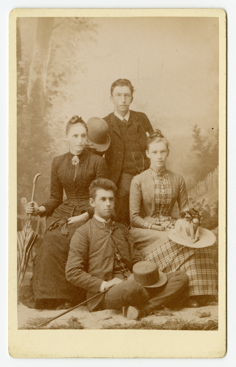 Portrett av en gruppe ungdom, ca. 1880-tallet

Påskrift Bak: Thea Nielsen. Fotograf. Laurvig. Torsgrund. Pladen opbevares. J.L.N