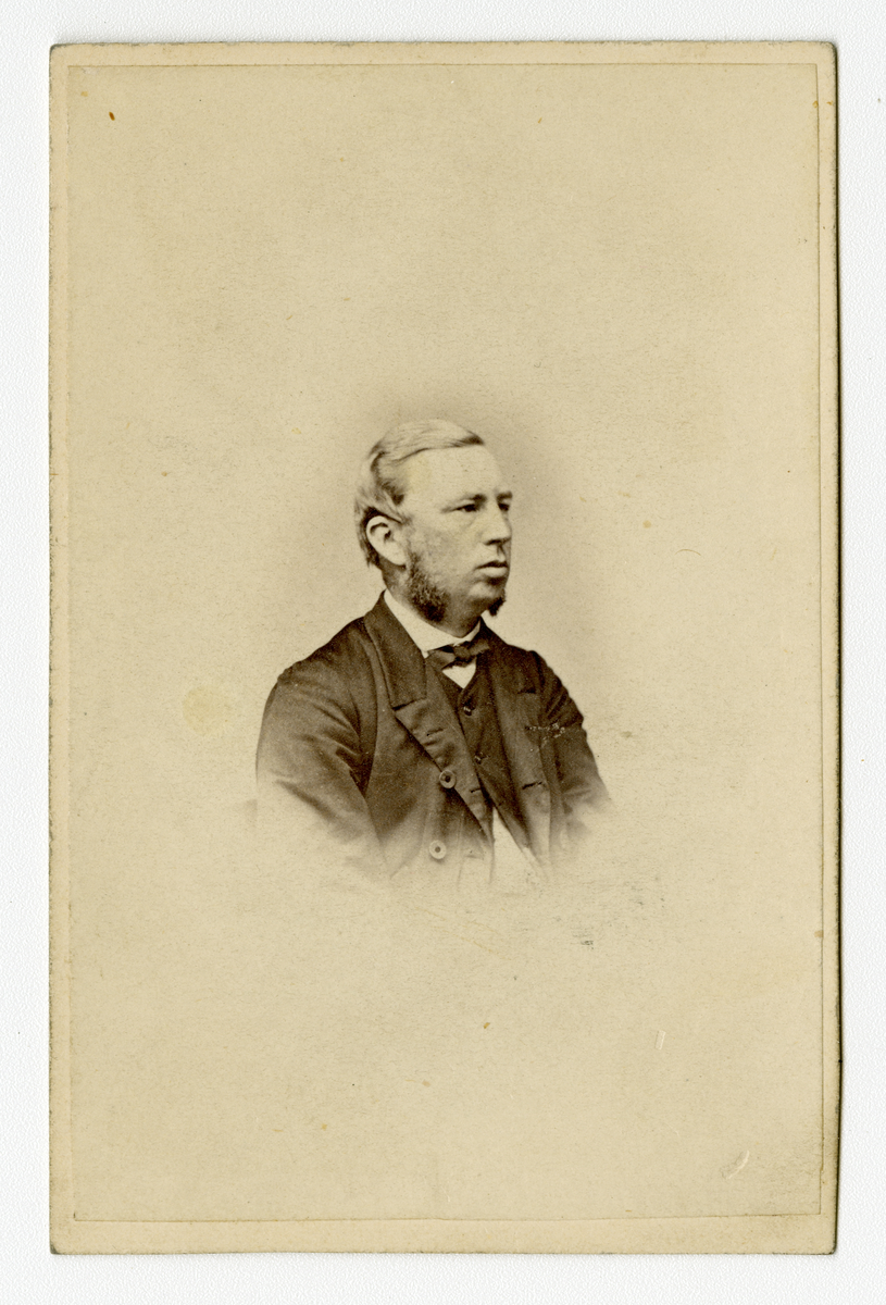 Portrett av børskomissær Lars Houen 

Påskrift Bak: Børskom. Lars Houen. C HR. Wærnskjold. Skien.