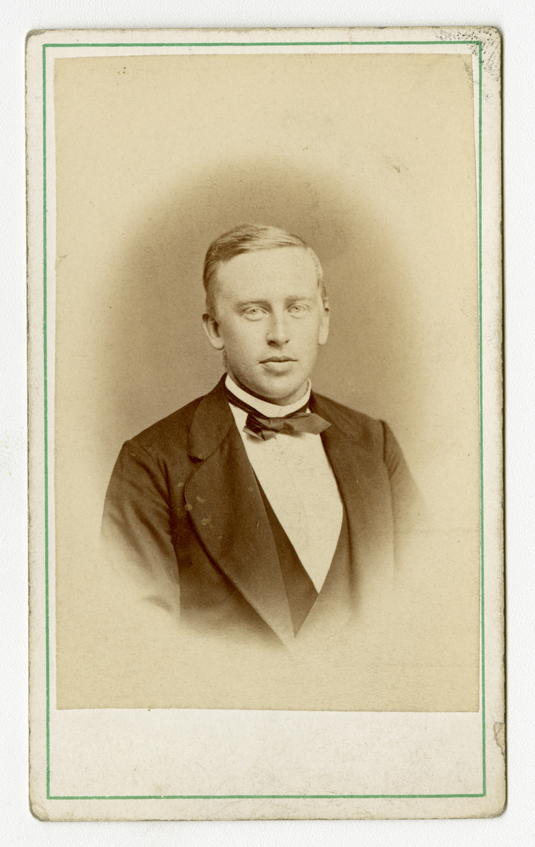Portrett av Hans Houen, antagelig sønn av Nils Houen og Marie Eberhardt 

Påskrift Bak: 

Hans Houen

C. G. Rude. Fotograf. Drammen. Bragenæs. Nedre Strandgade.