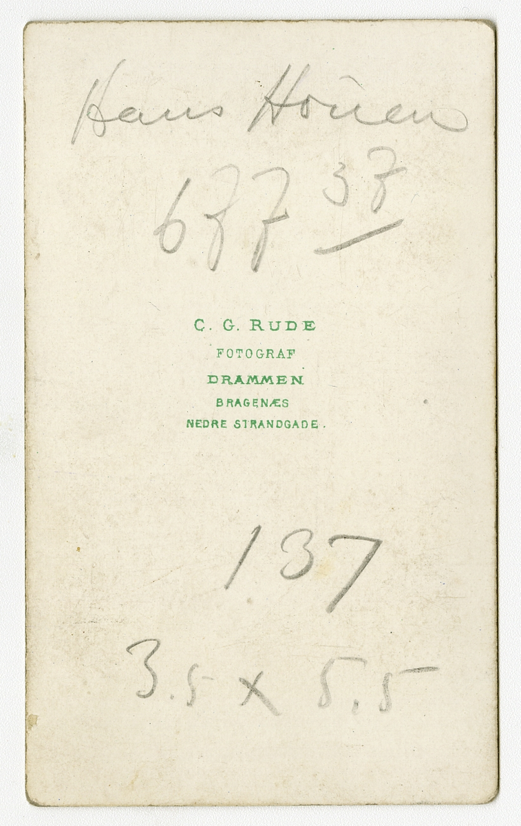 Portrett av Hans Houen, antagelig sønn av Nils Houen og Marie Eberhardt 

Påskrift Bak: 

Hans Houen

C. G. Rude. Fotograf. Drammen. Bragenæs. Nedre Strandgade.